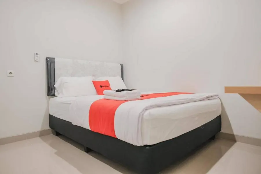 Bed in RedDoorz Plus near Soekarno Hatta Airport Taman Mahkota