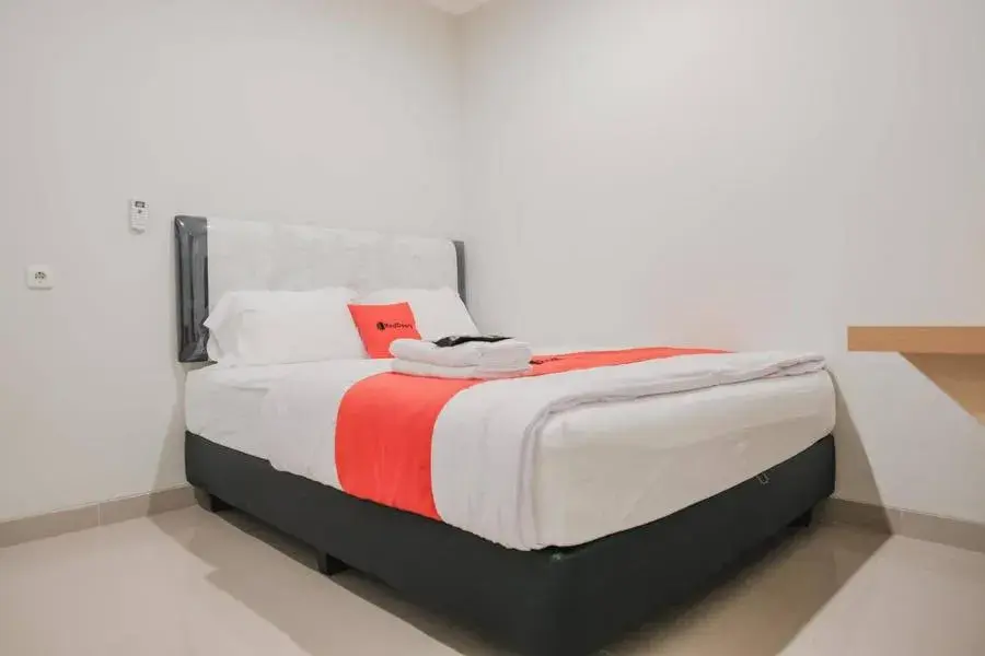 Bed in RedDoorz Plus near Soekarno Hatta Airport Taman Mahkota Bed in RedDoorz Plus near Soekarno Hatta Airport Taman Mahkota