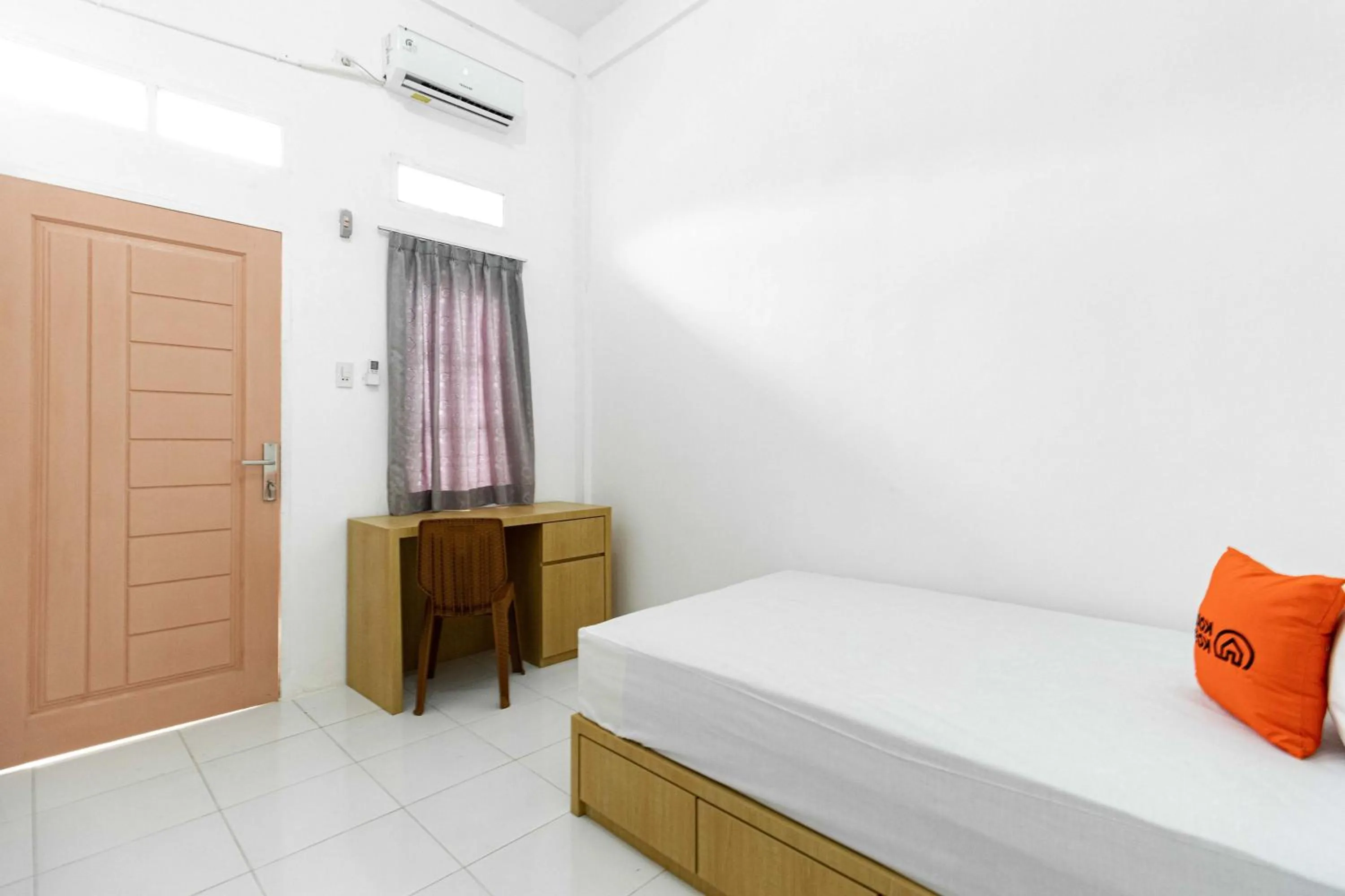 Bed in RedDoorz Plus near Soekarno Hatta Airport Taman Mahkota