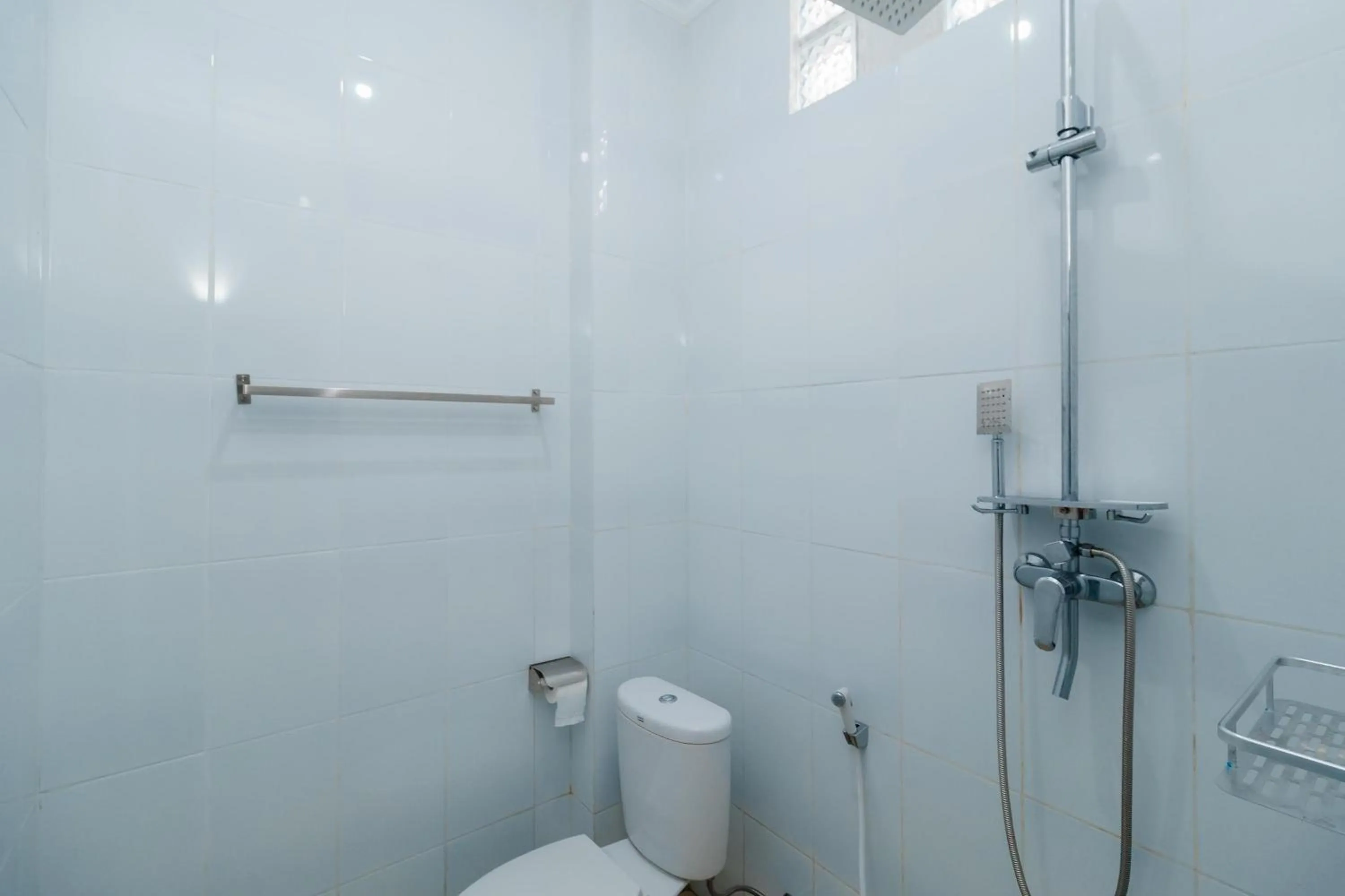 RedDoorz Plus near Soekarno Hatta Airport Taman Mahkota