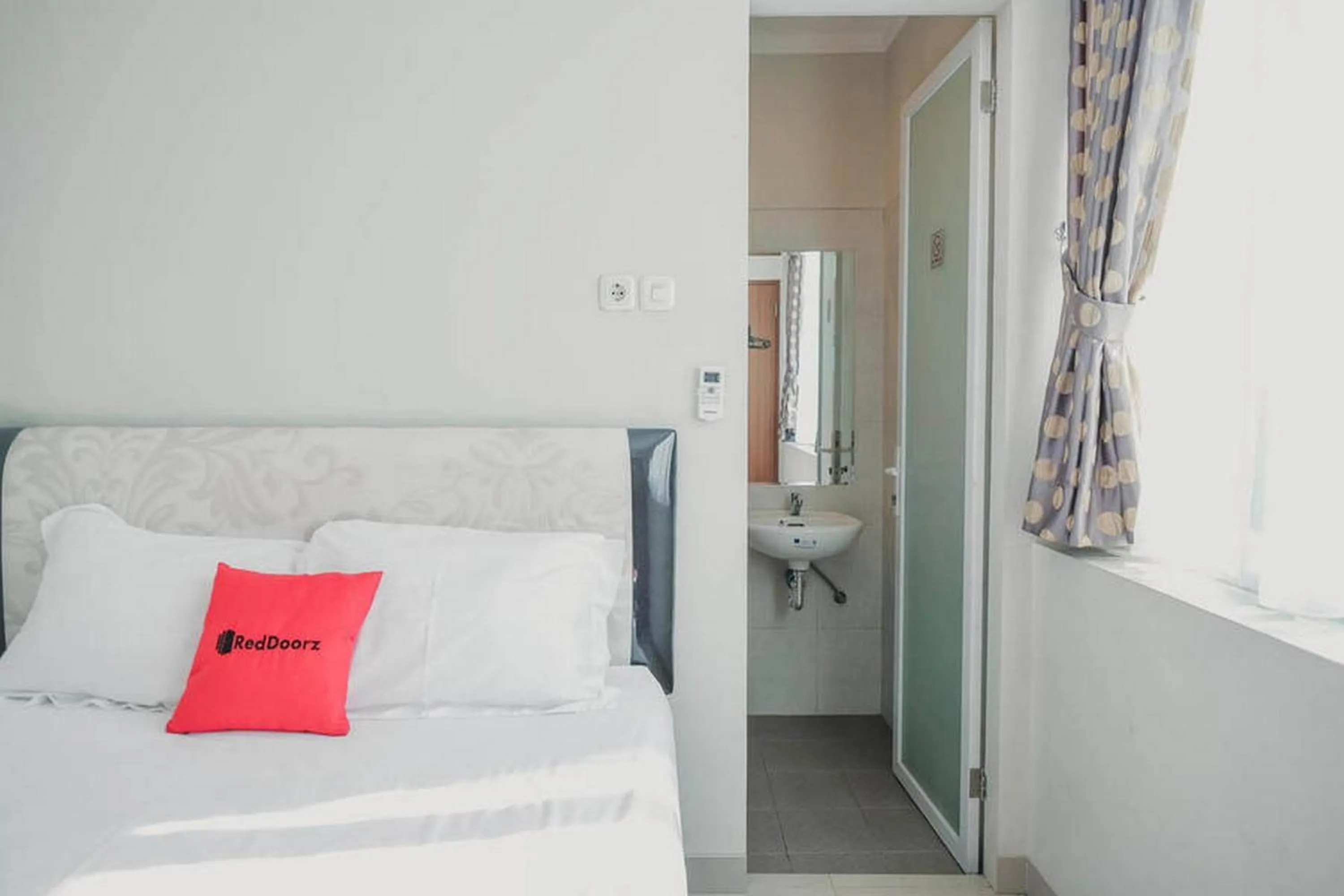 Bed in RedDoorz Plus near Soekarno Hatta Airport Taman Mahkota