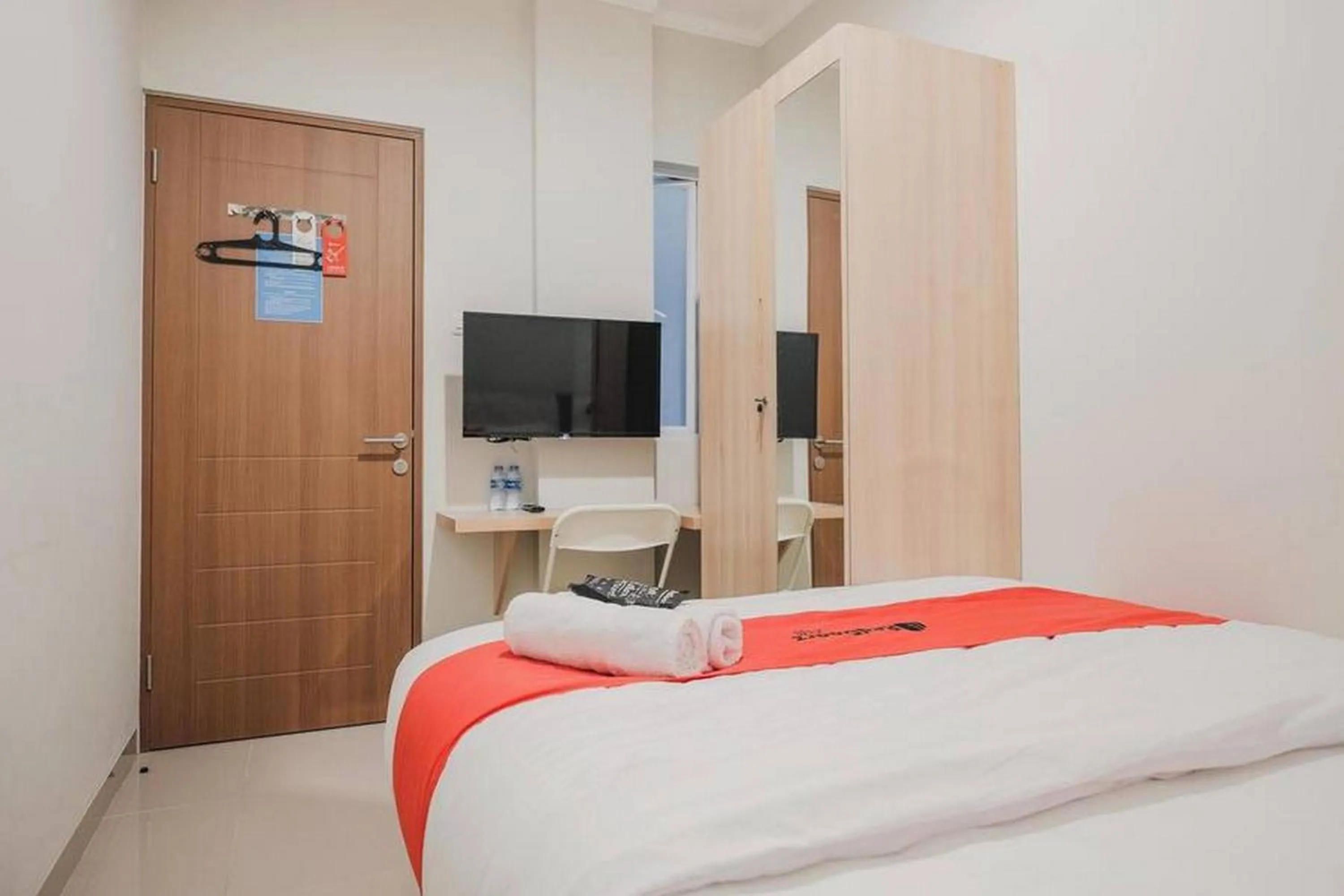 Bed in RedDoorz Plus near Soekarno Hatta Airport Taman Mahkota