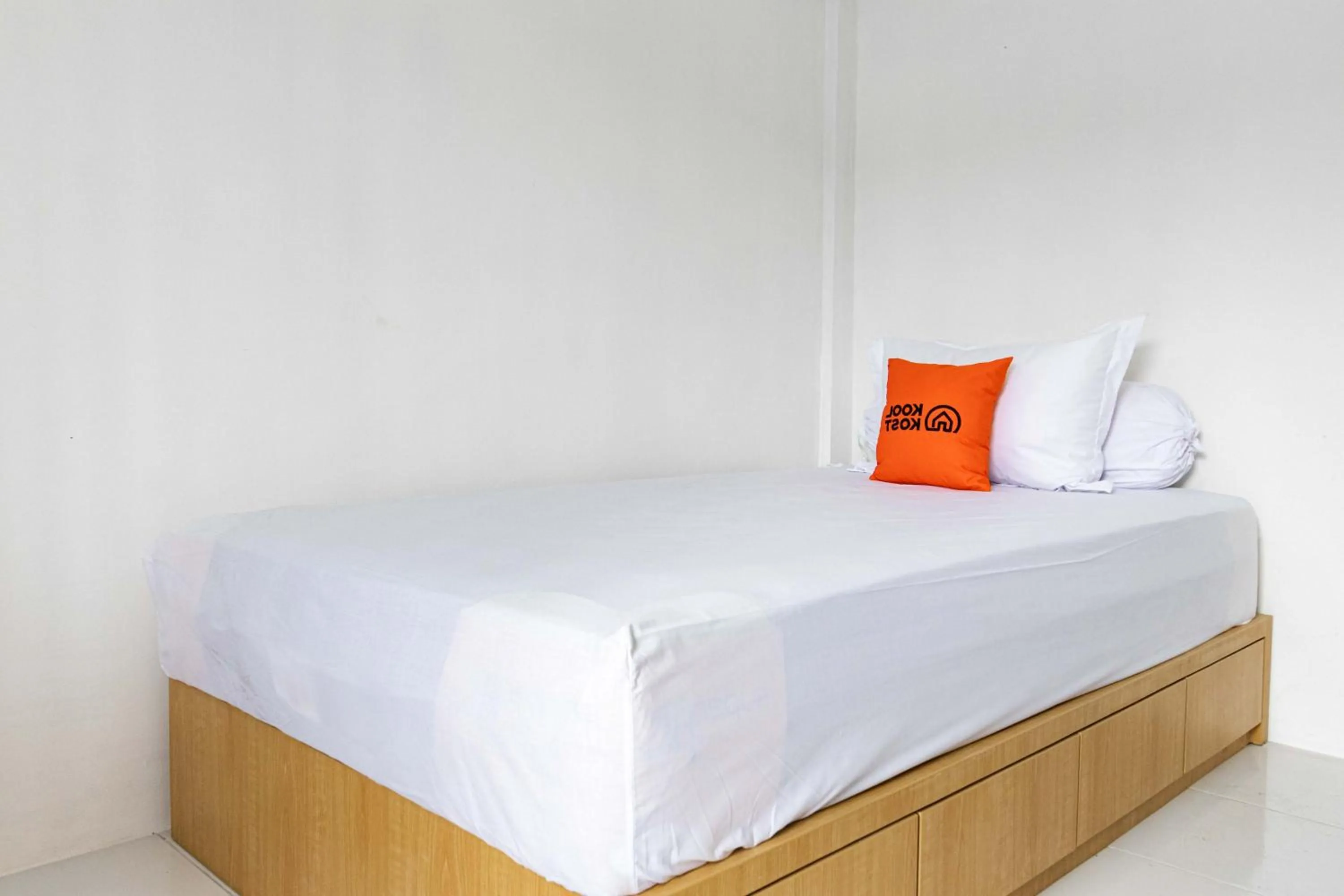 Bed in RedDoorz Plus near Soekarno Hatta Airport Taman Mahkota