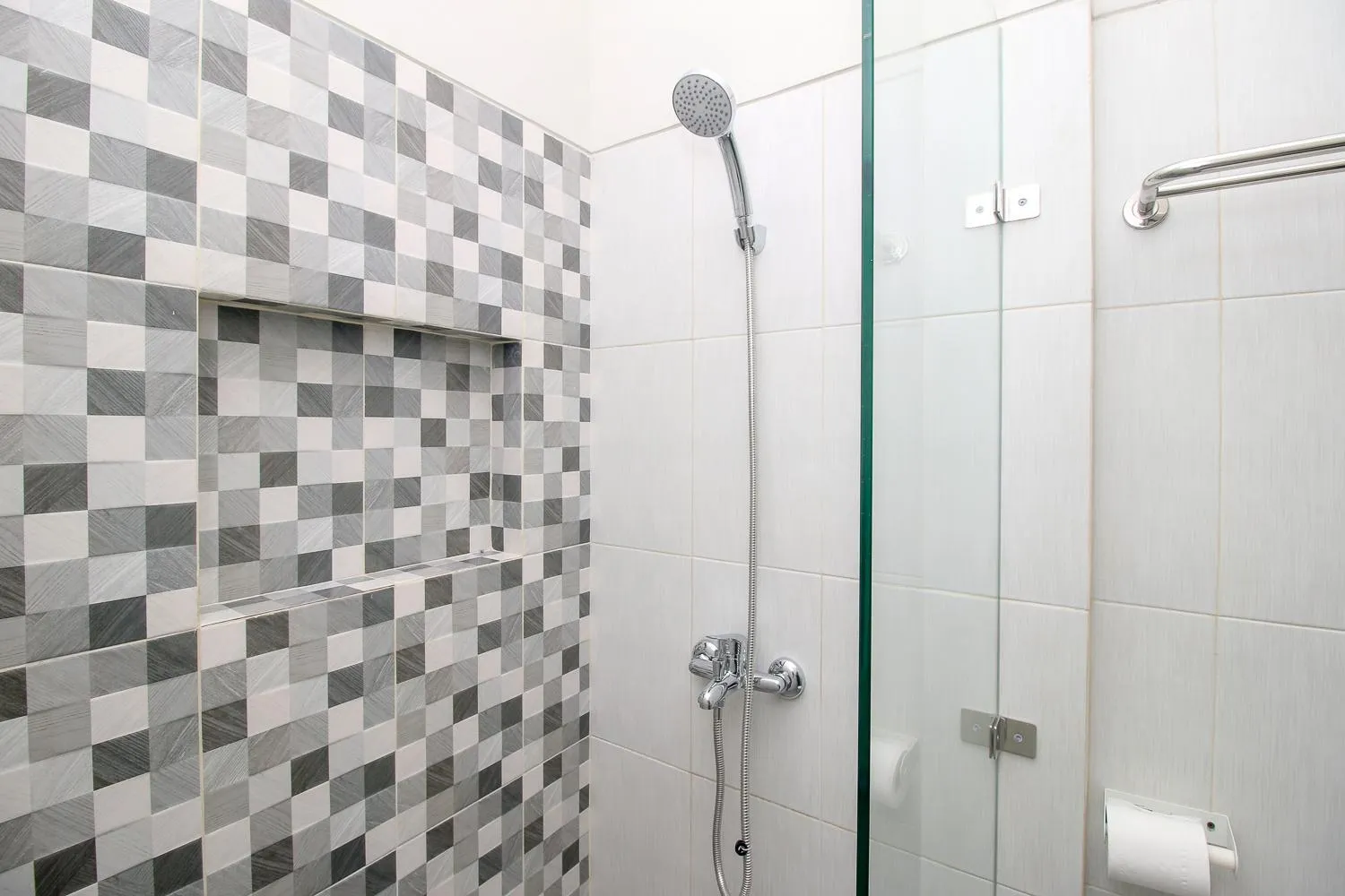 RedDoorz Plus near Soekarno Hatta Airport Taman Mahkota