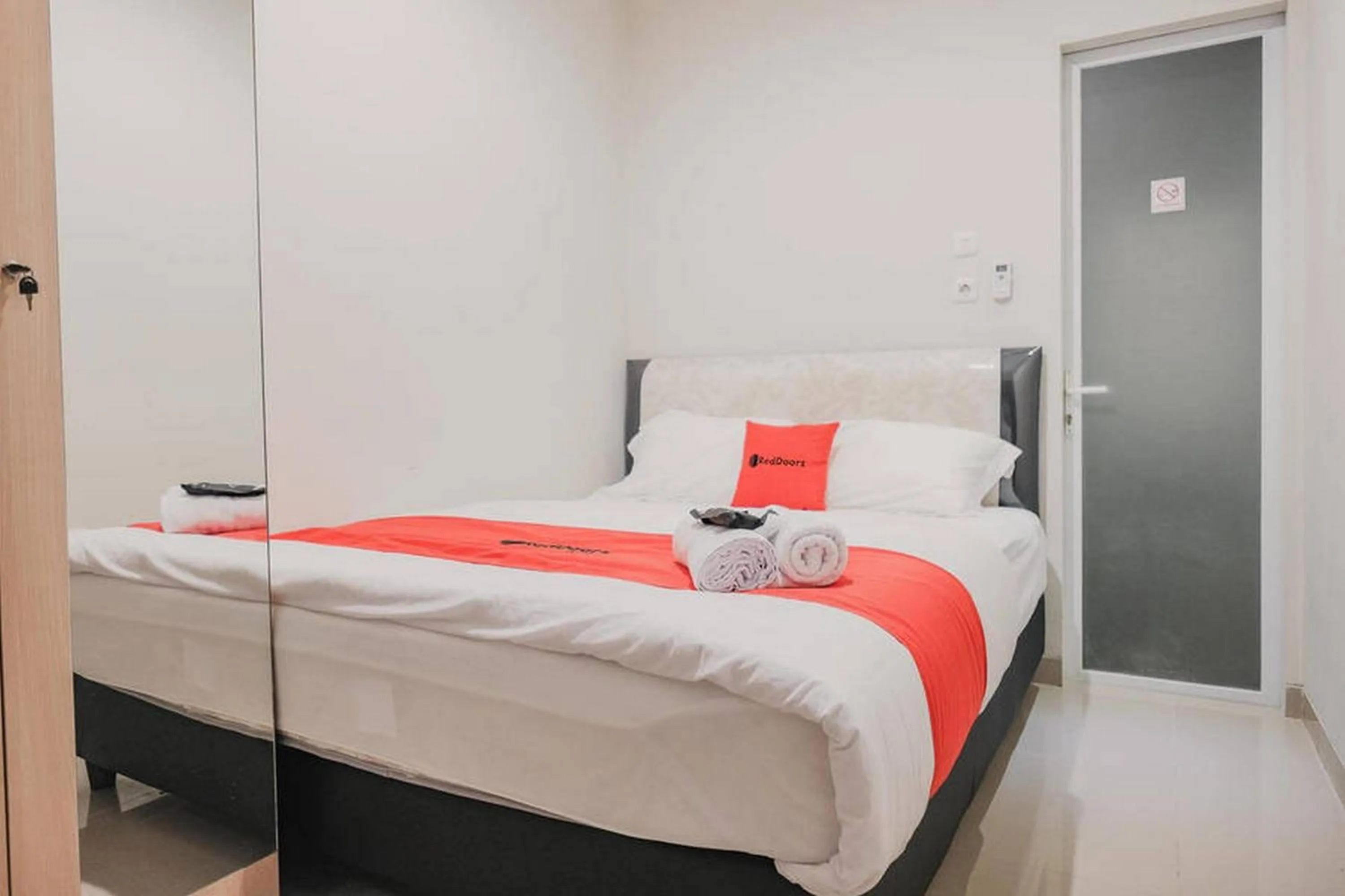 Bed in RedDoorz Plus near Soekarno Hatta Airport Taman Mahkota