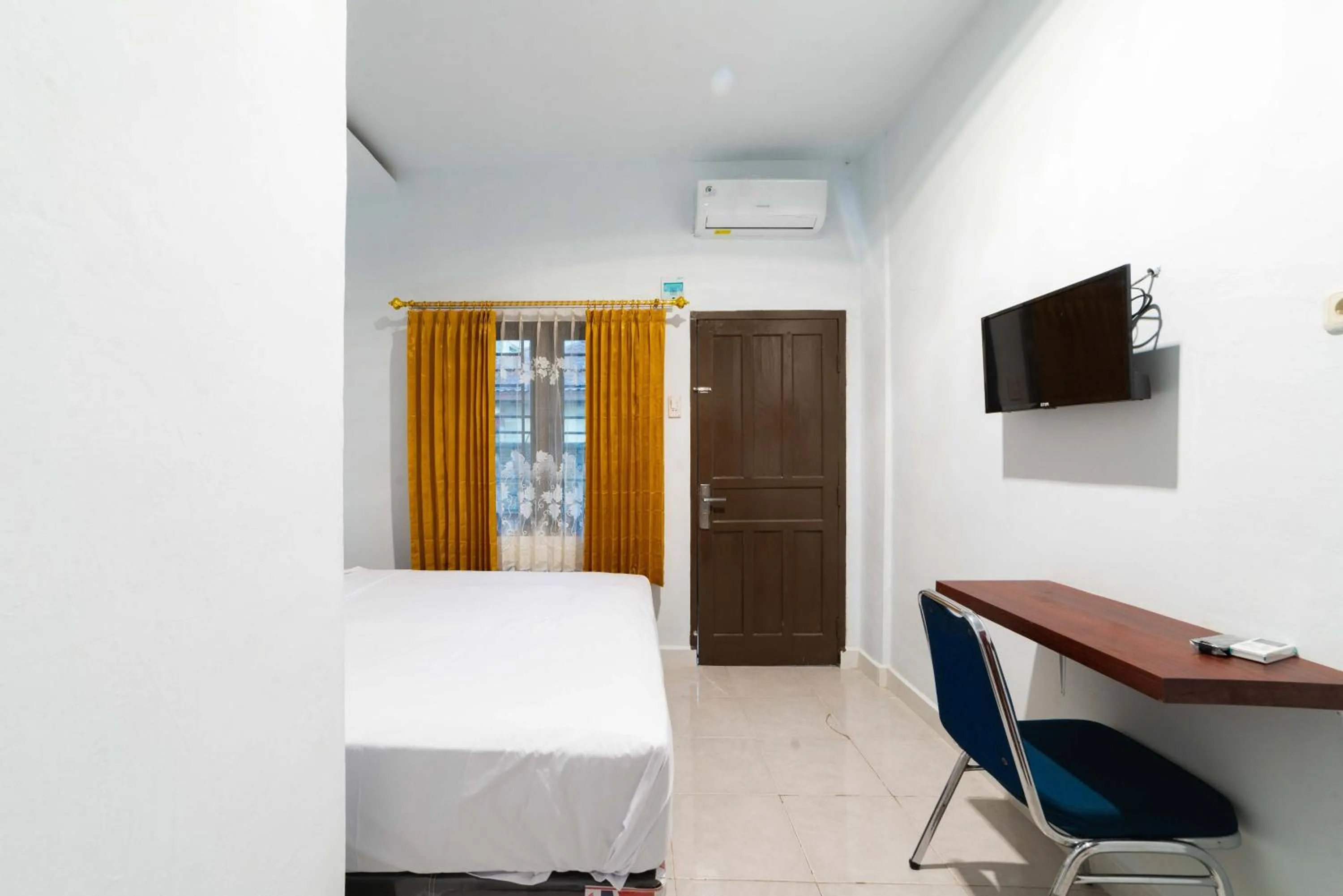 Bed in RedDoorz Plus near Soekarno Hatta Airport Taman Mahkota