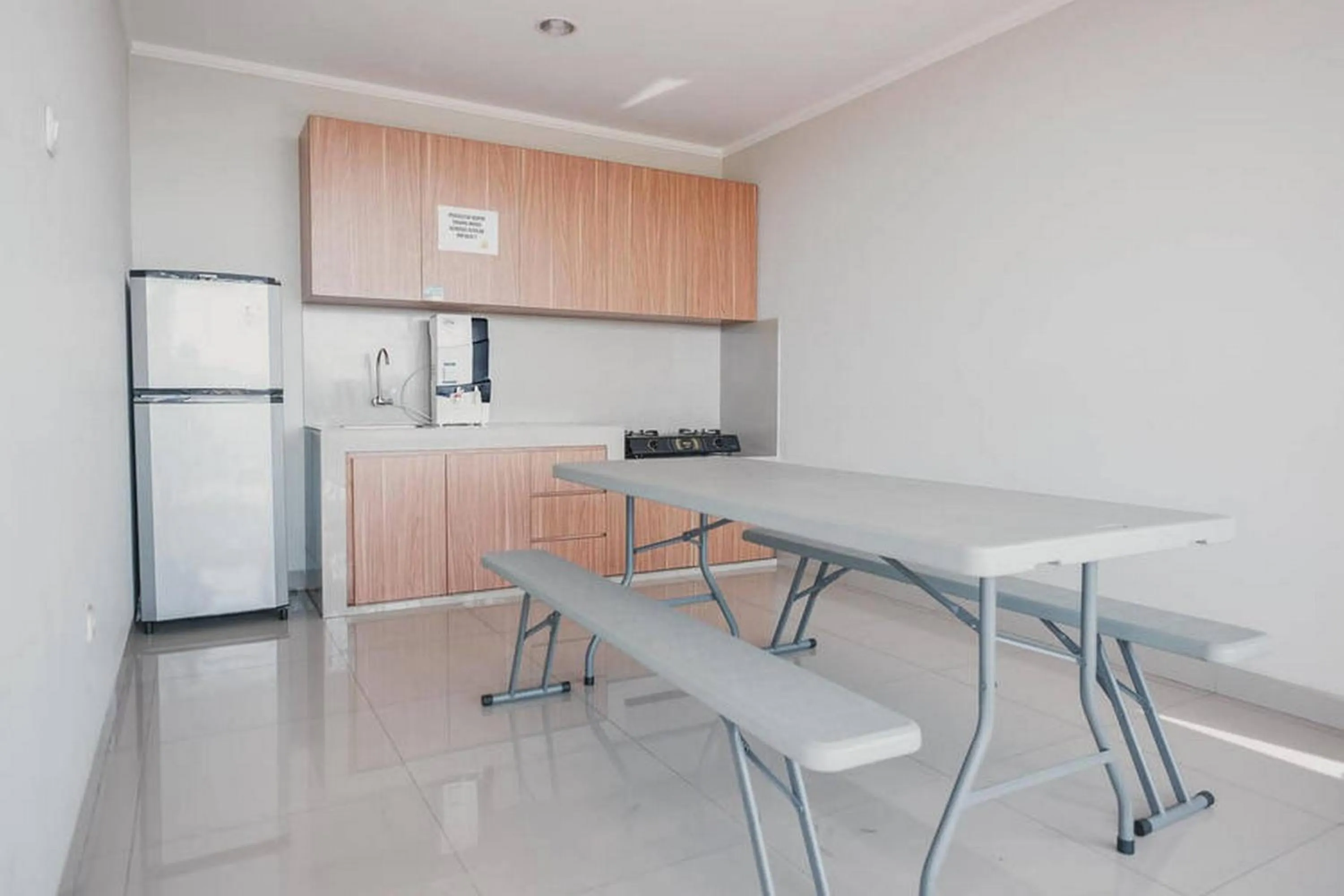 RedDoorz Plus near Soekarno Hatta Airport Taman Mahkota