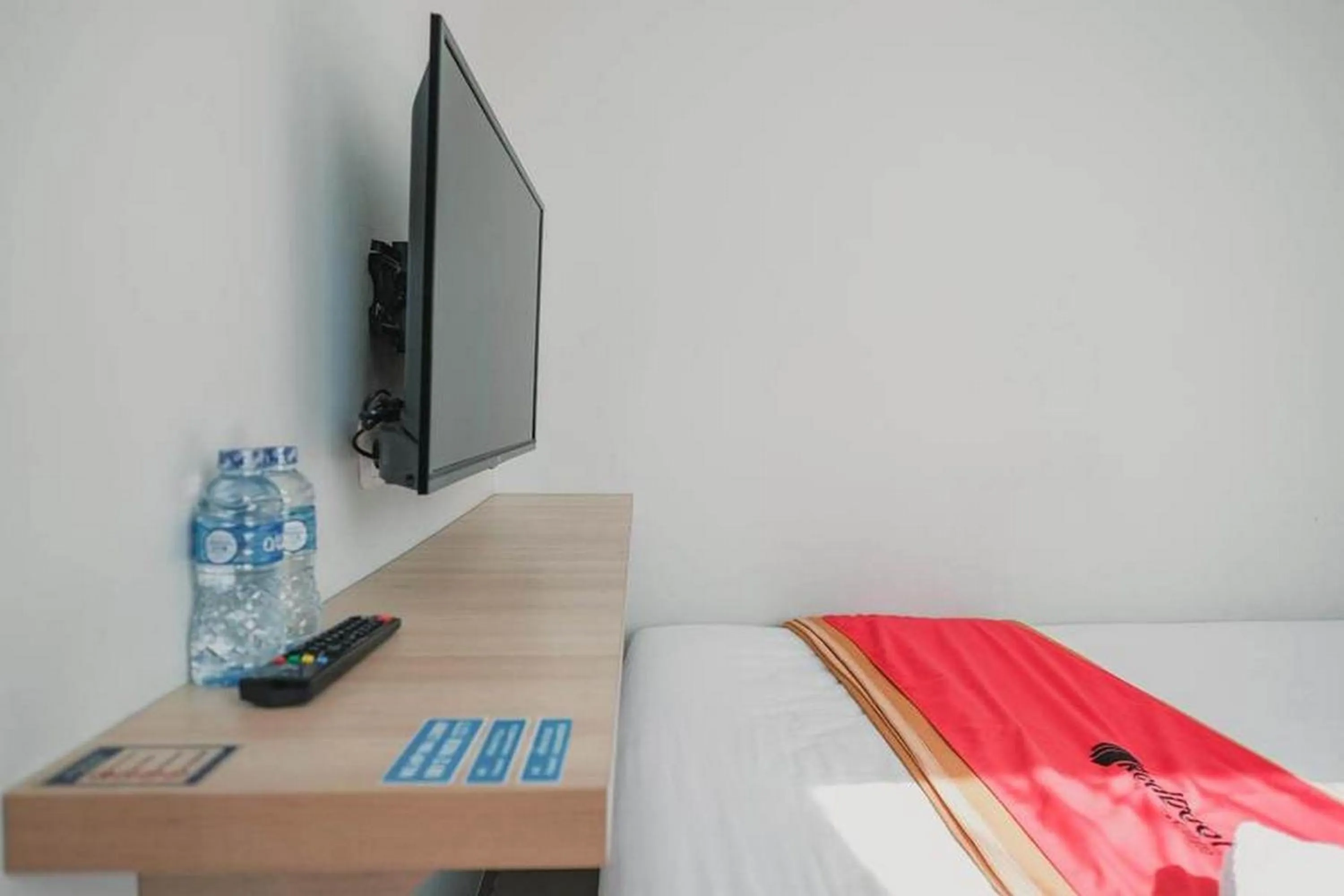 Bed in RedDoorz Plus near Soekarno Hatta Airport Taman Mahkota