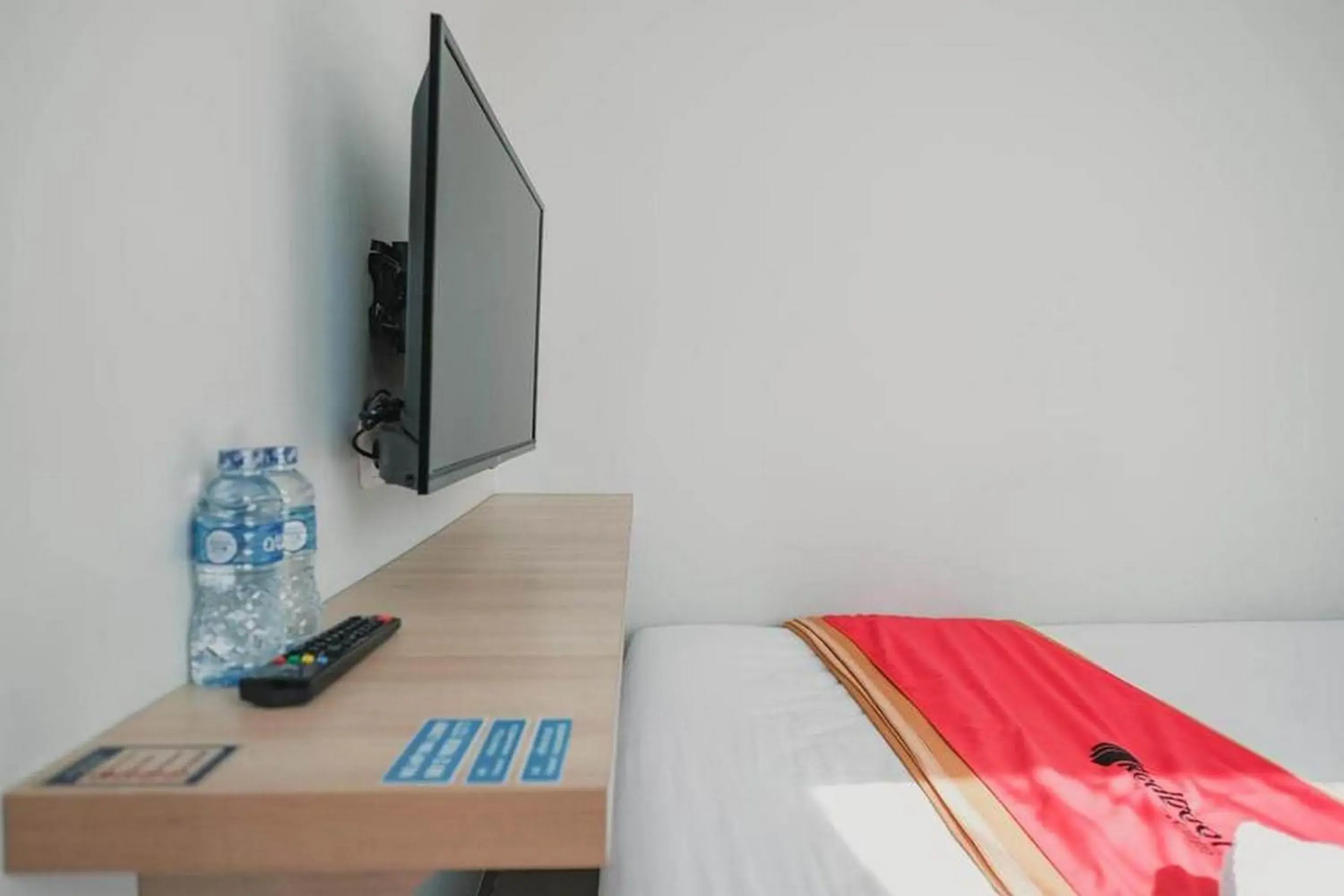 Standard Double Room in RedDoorz Plus near Soekarno Hatta Airport Taman Mahkota Standard Double Room in RedDoorz Plus near Soekarno Hatta Airport Taman Mahkota