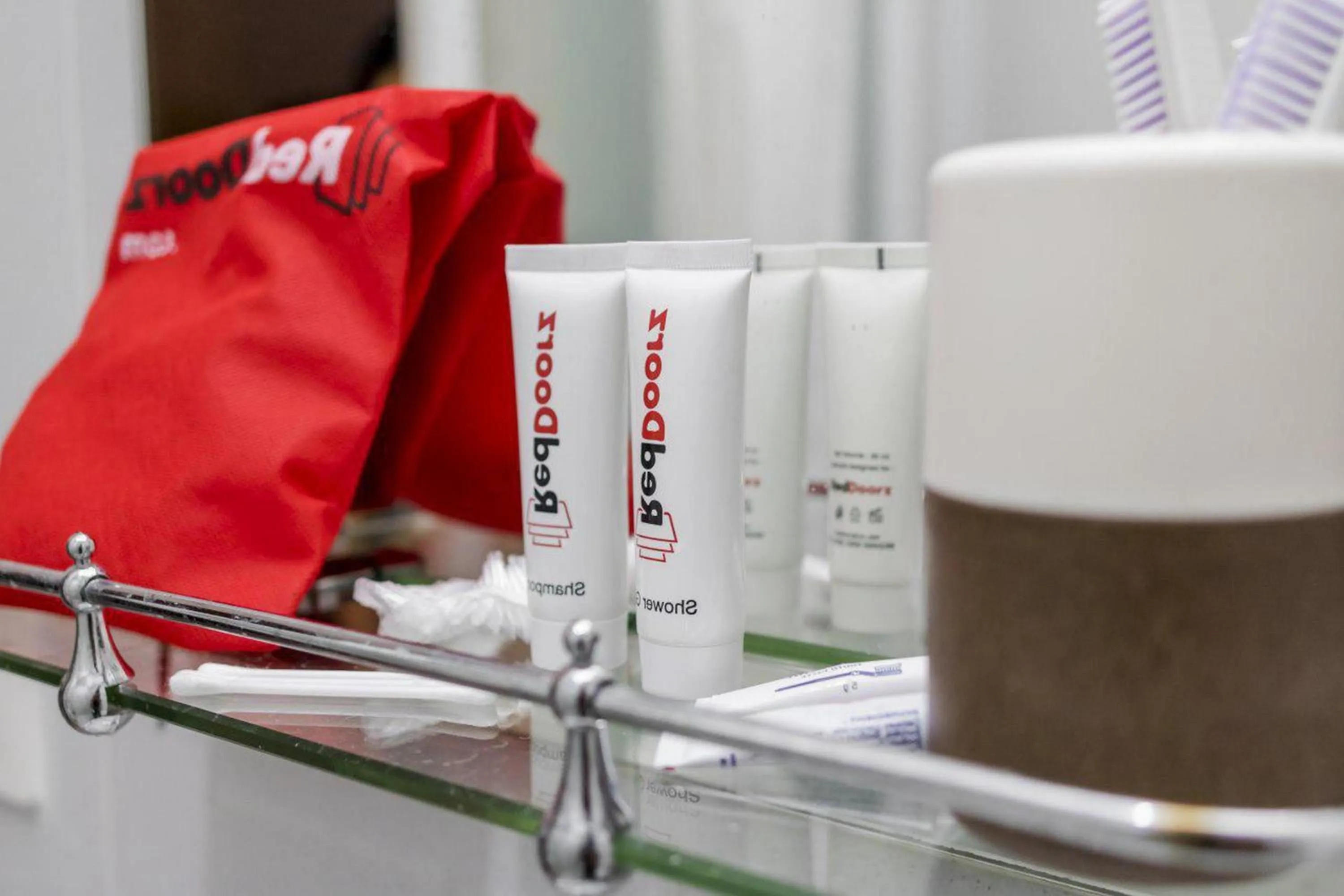 RedDoorz Plus near Soekarno Hatta Airport Taman Mahkota