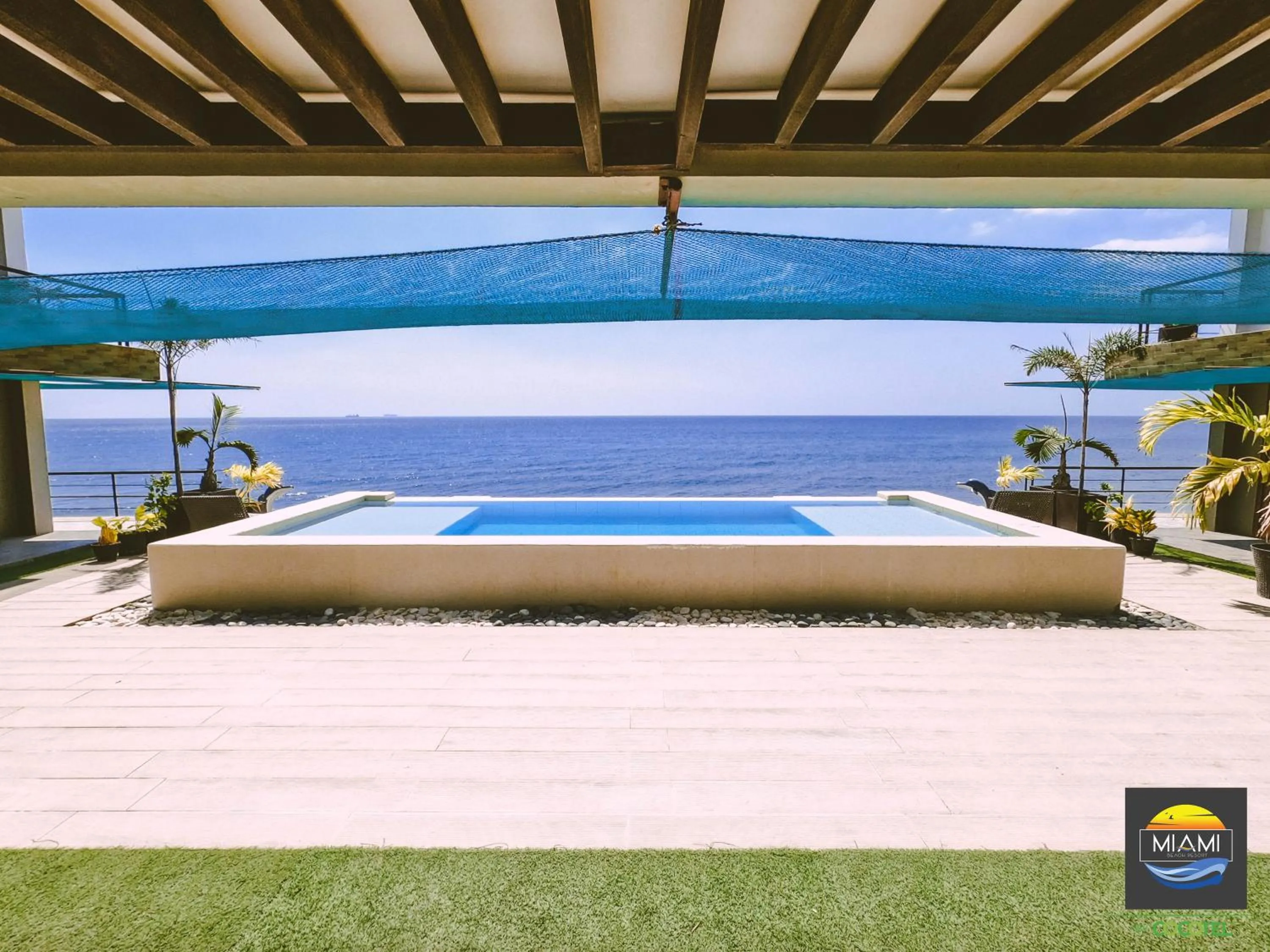 Swimming pool in Miami Heat Beach Resort