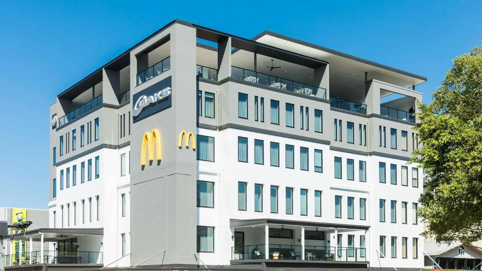 Property building in Oaks Cairns Hotel Property building in Oaks Cairns Hotel