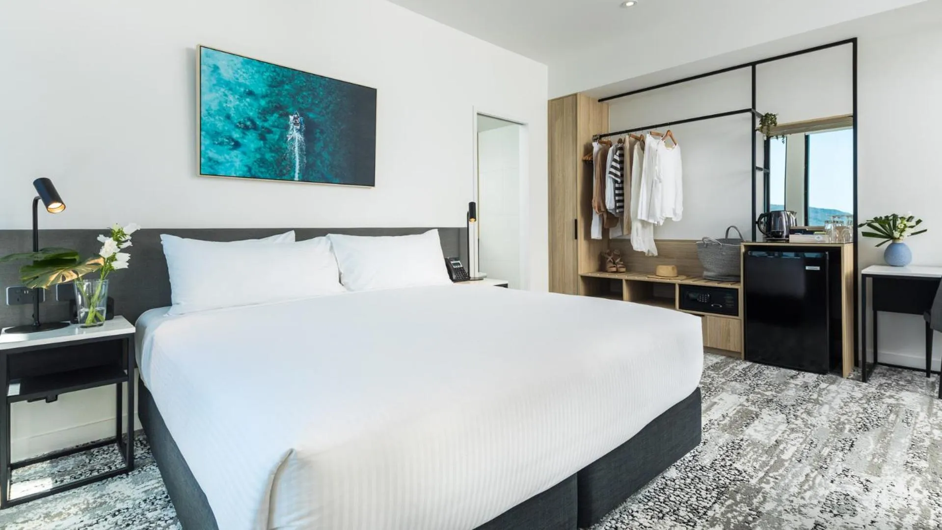 Photo of the whole room, Bed in Oaks Cairns Hotel