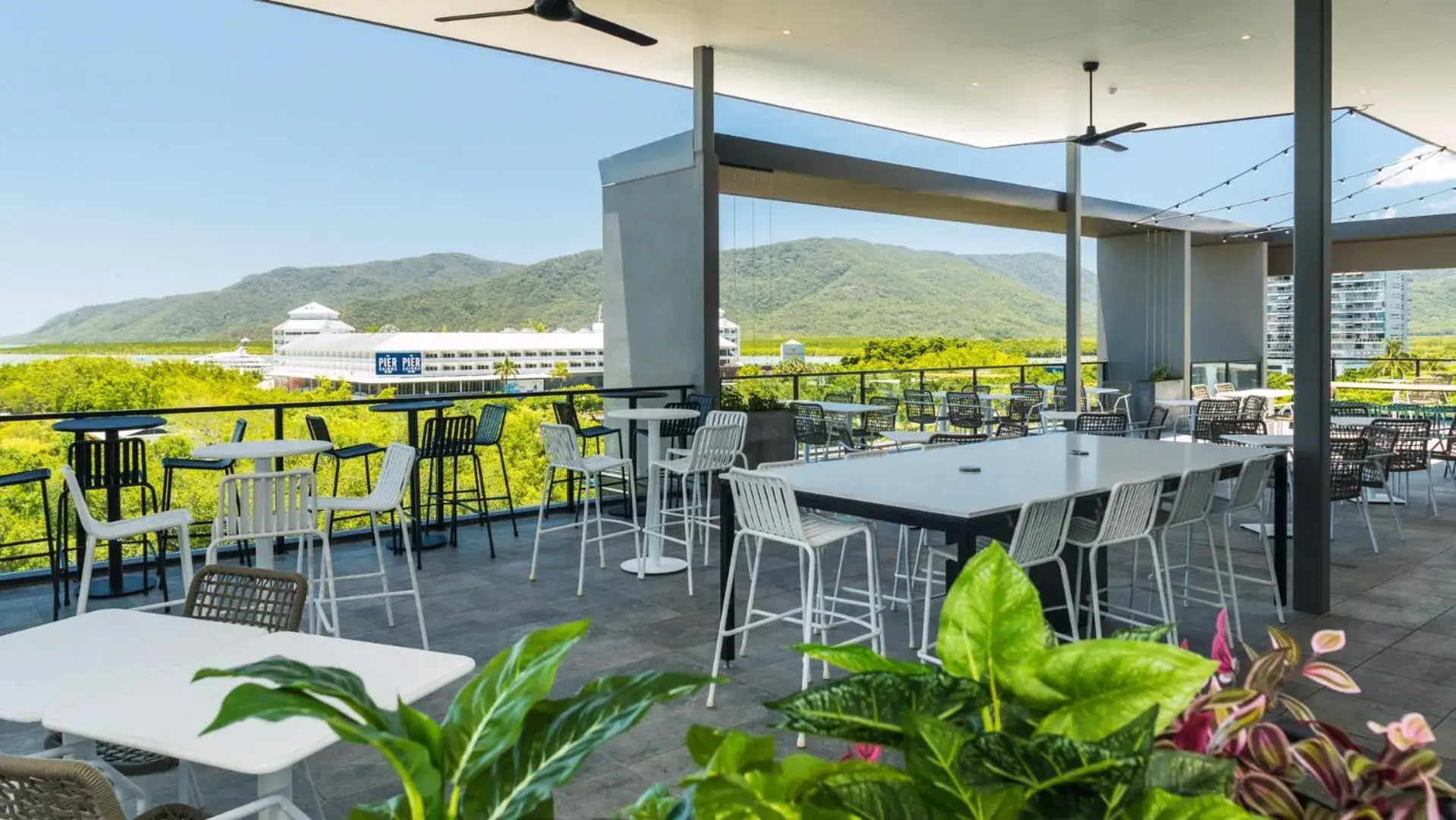 Restaurant/places to eat in Oaks Cairns Hotel Restaurant/places to eat in Oaks Cairns Hotel