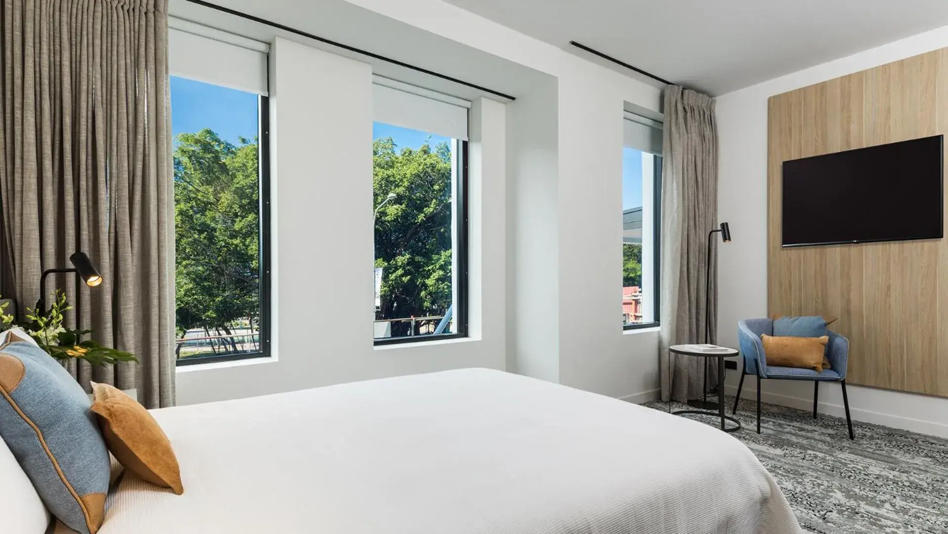 Bed in Oaks Cairns Hotel Bed in Oaks Cairns Hotel