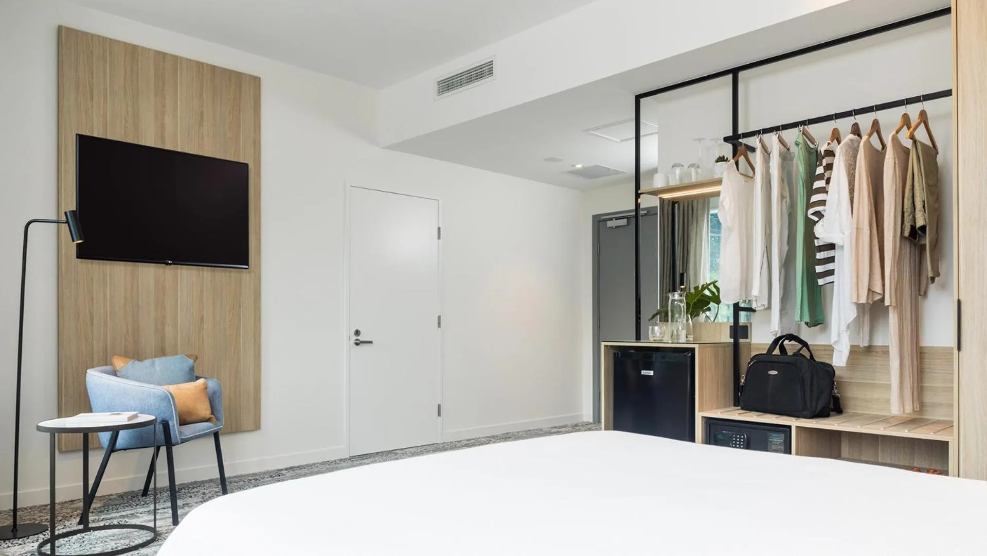 TV and multimedia, Bed in Oaks Cairns Hotel