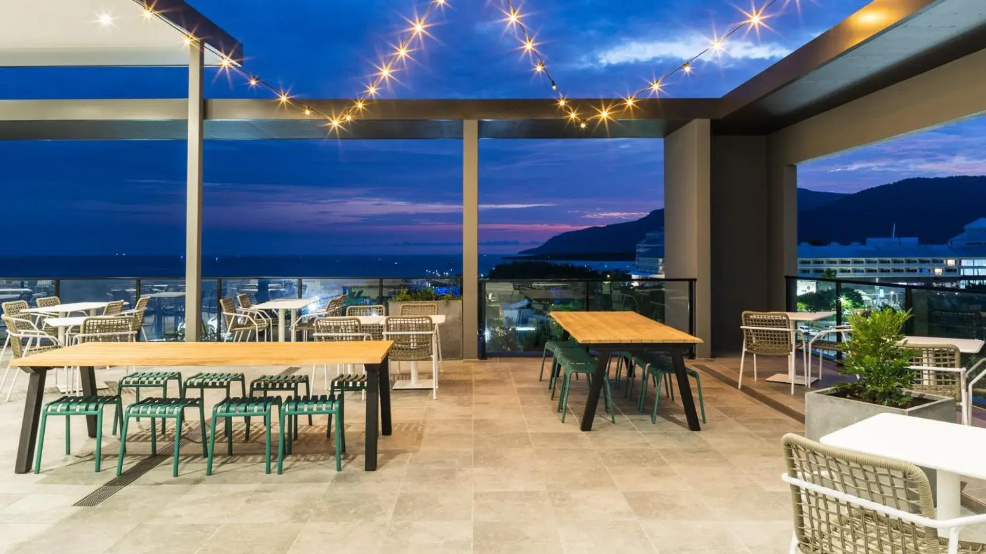 Restaurant/places to eat in Oaks Cairns Hotel Restaurant/places to eat in Oaks Cairns Hotel