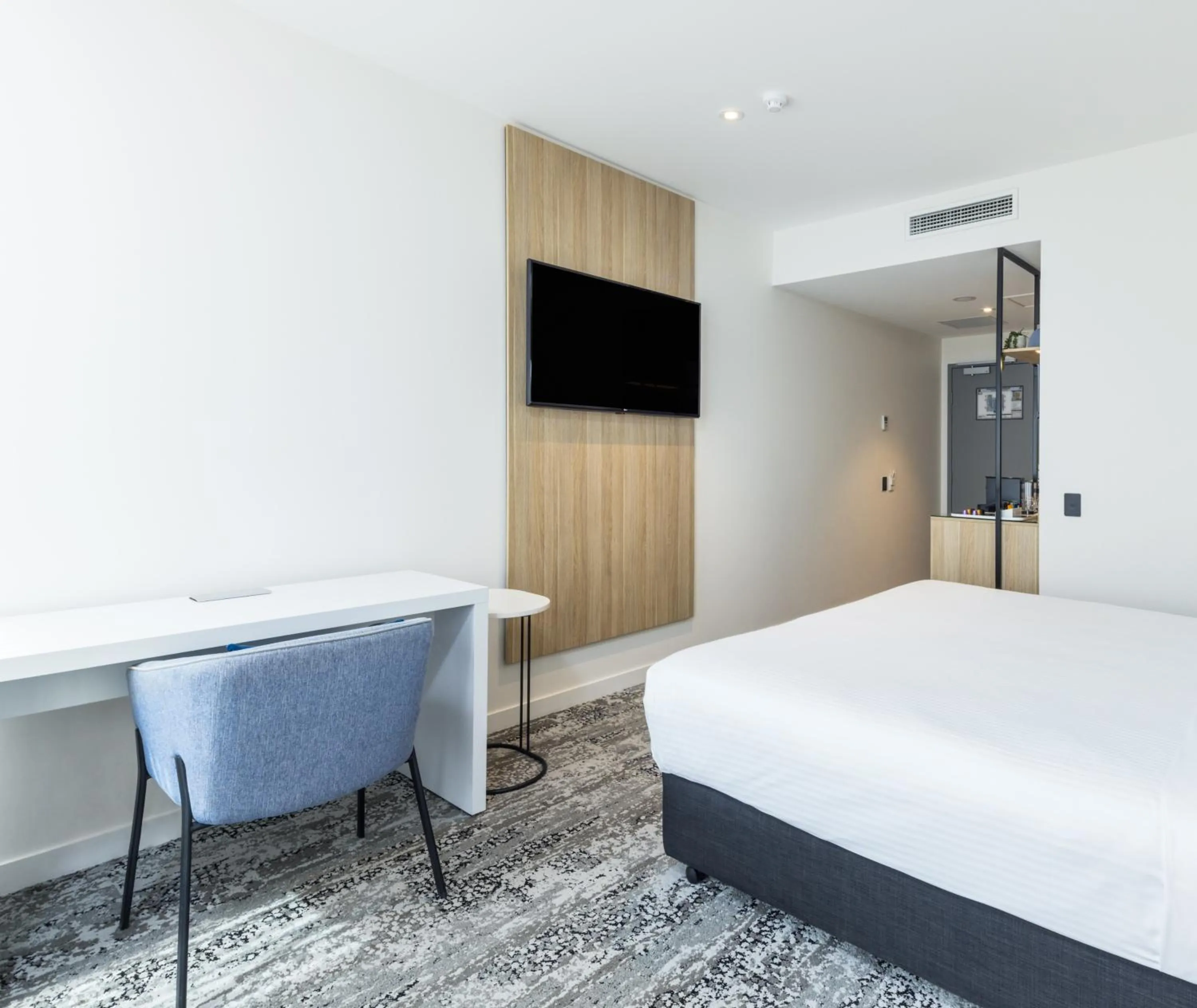 Bedroom, Bed in Oaks Cairns Hotel