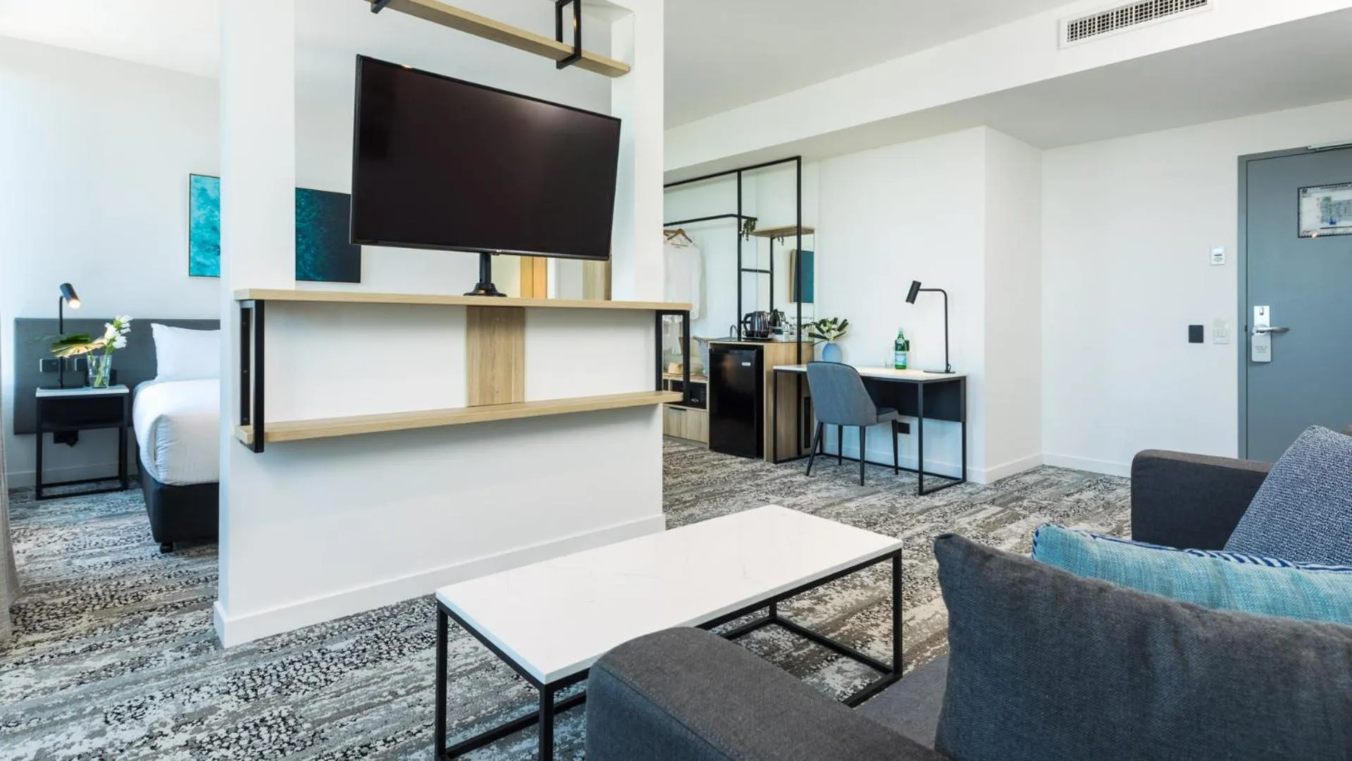 TV and multimedia in Oaks Cairns Hotel