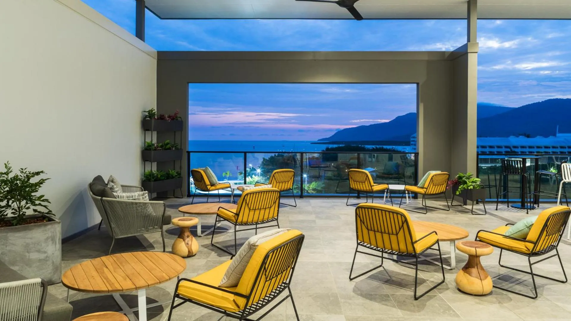 Lounge or bar in Oaks Cairns Hotel