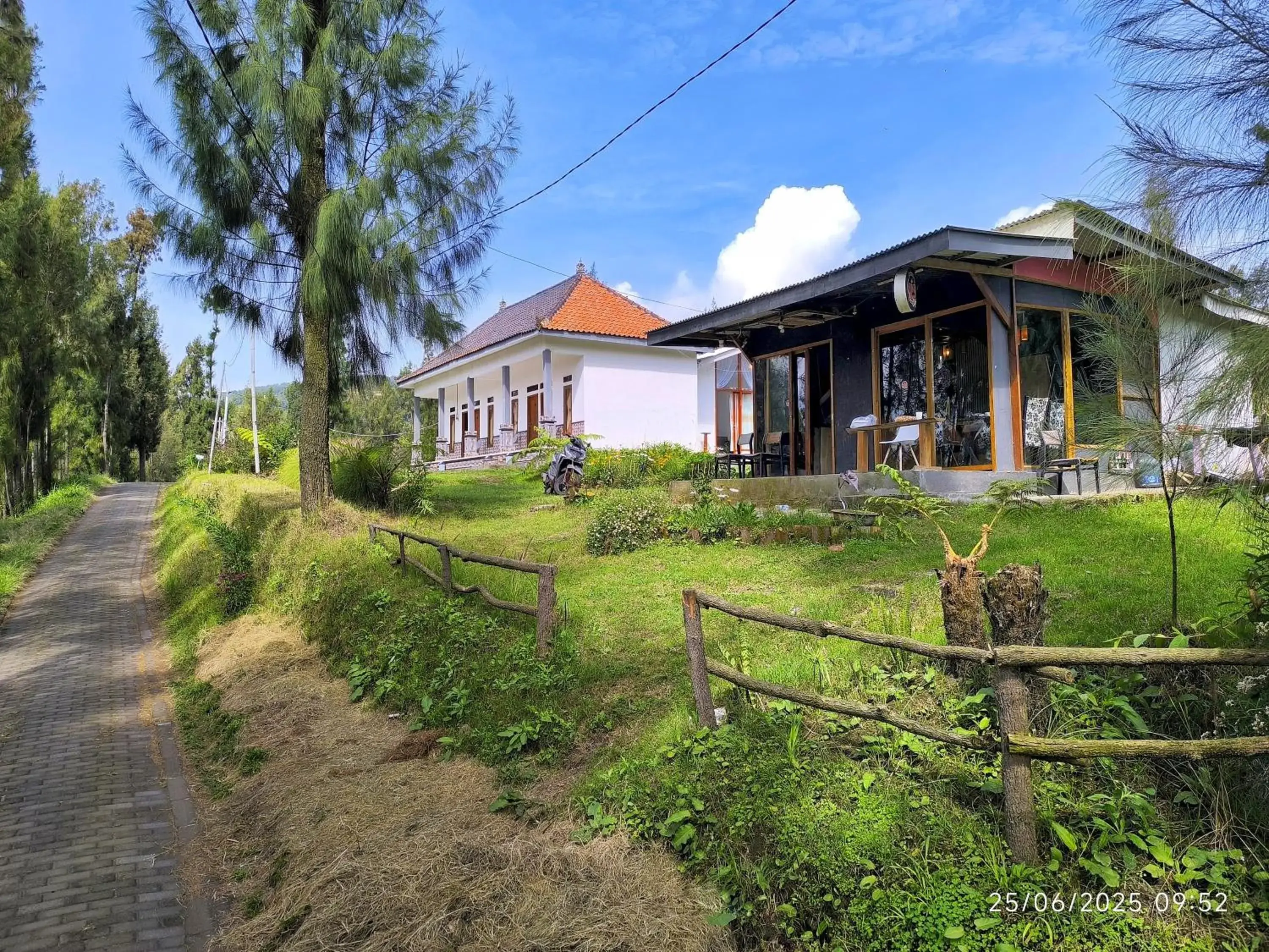 Property building in Elen Homestay by ABM Property building in Elen Homestay by ABM