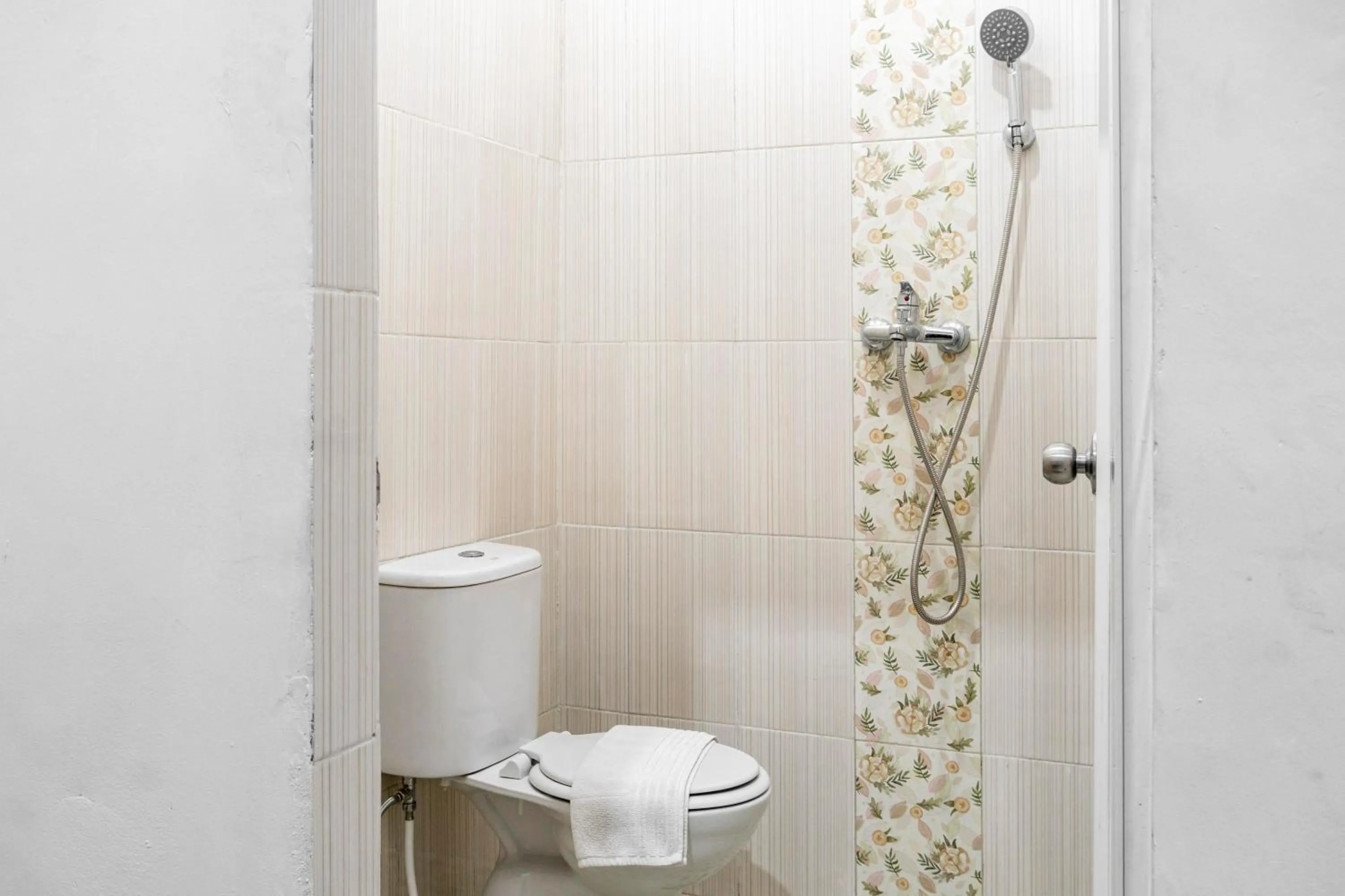 Bathroom in RedDoorz Syariah near Stadion Teladan Medan