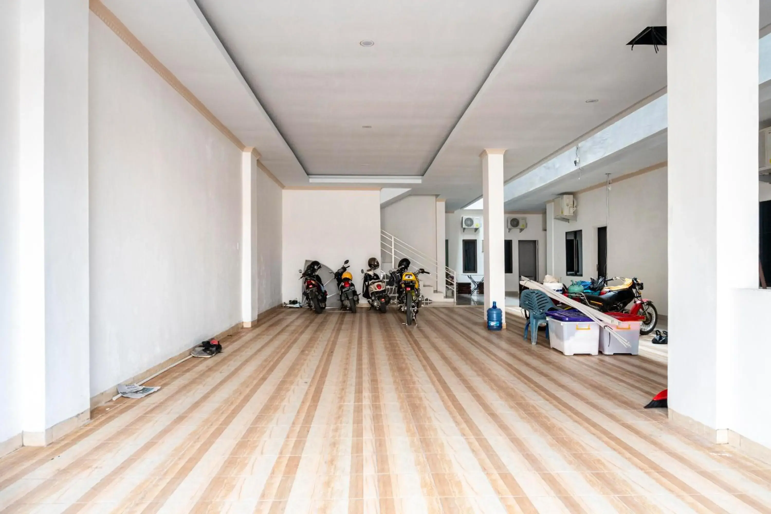 Lobby or reception in RedDoorz Syariah near Stadion Teladan Medan Lobby or reception in RedDoorz Syariah near Stadion Teladan Medan