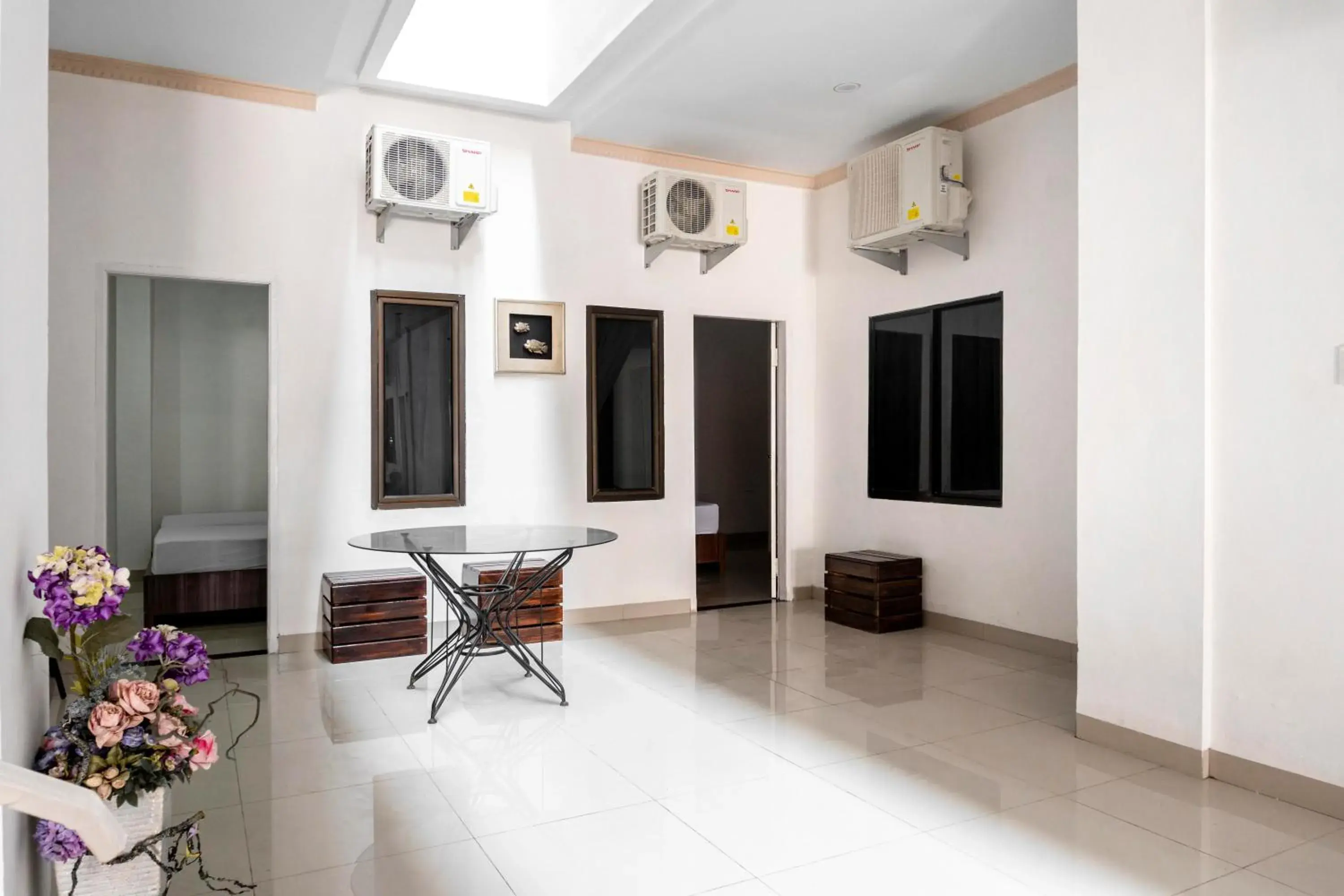 Lobby or reception in RedDoorz Syariah near Stadion Teladan Medan Lobby or reception in RedDoorz Syariah near Stadion Teladan Medan