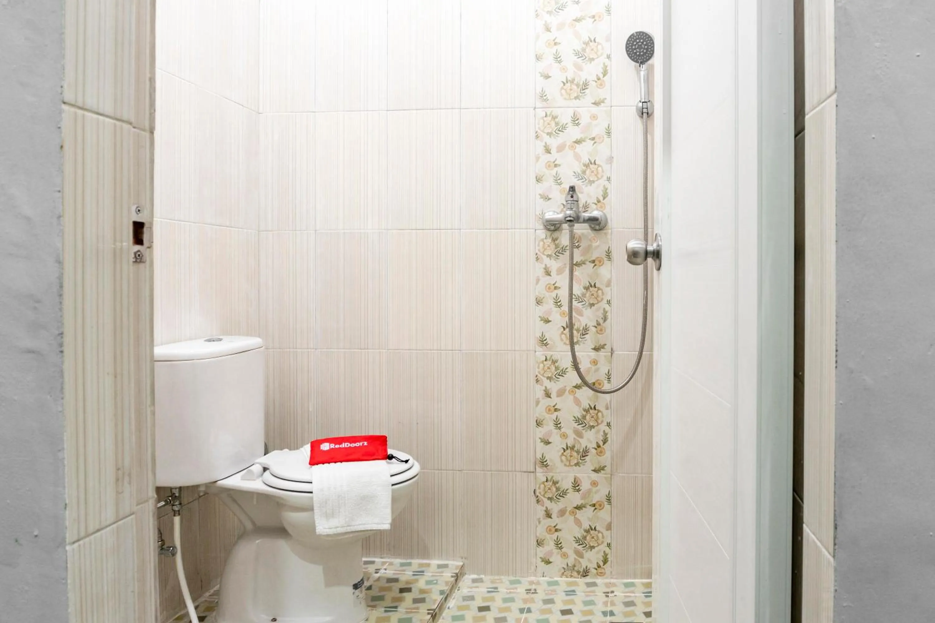 Bathroom in RedDoorz Syariah near Stadion Teladan Medan