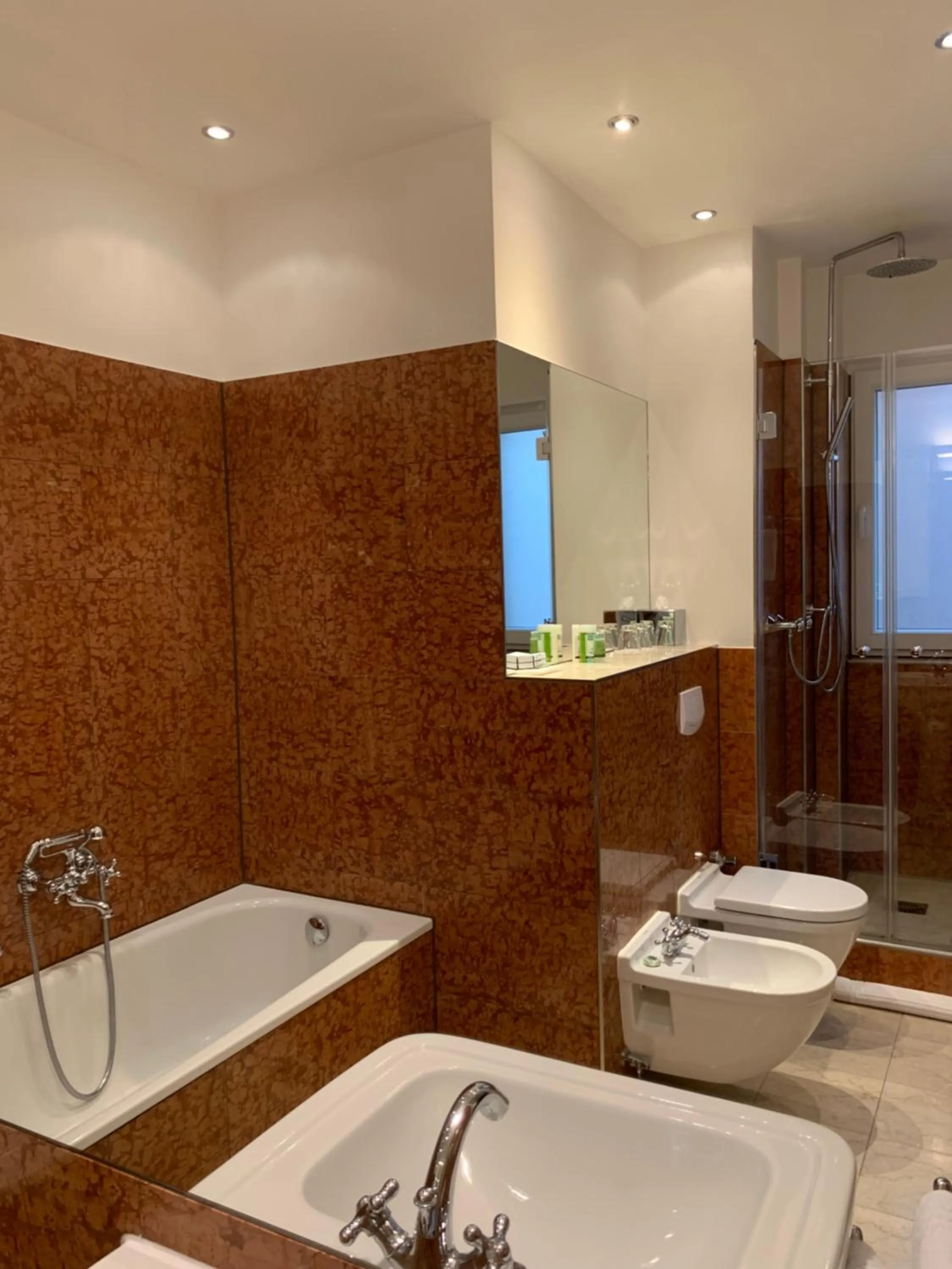 Bathroom in Hotel Deutscher Kaiser