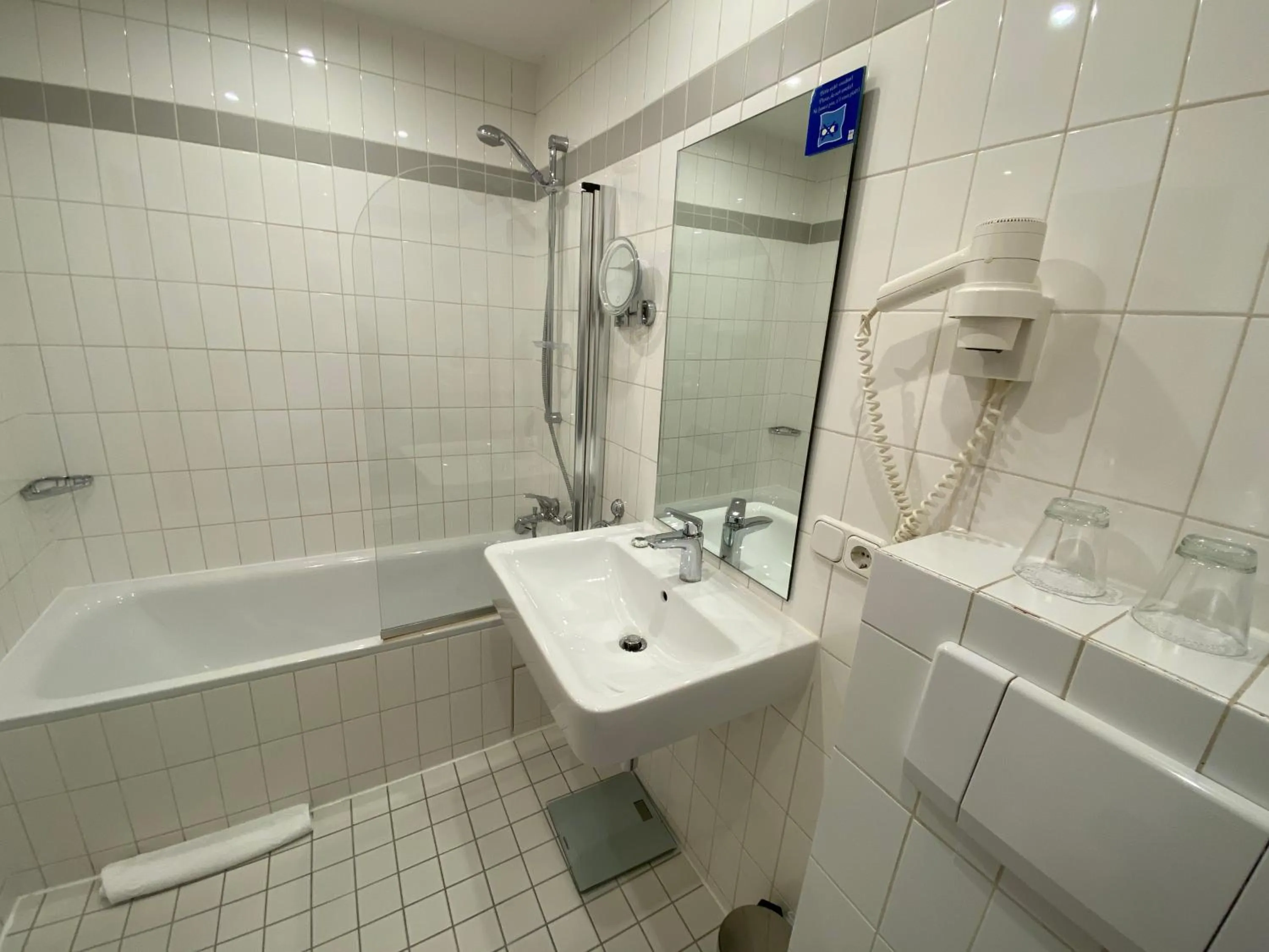 Bathroom in Hotel Deutscher Kaiser