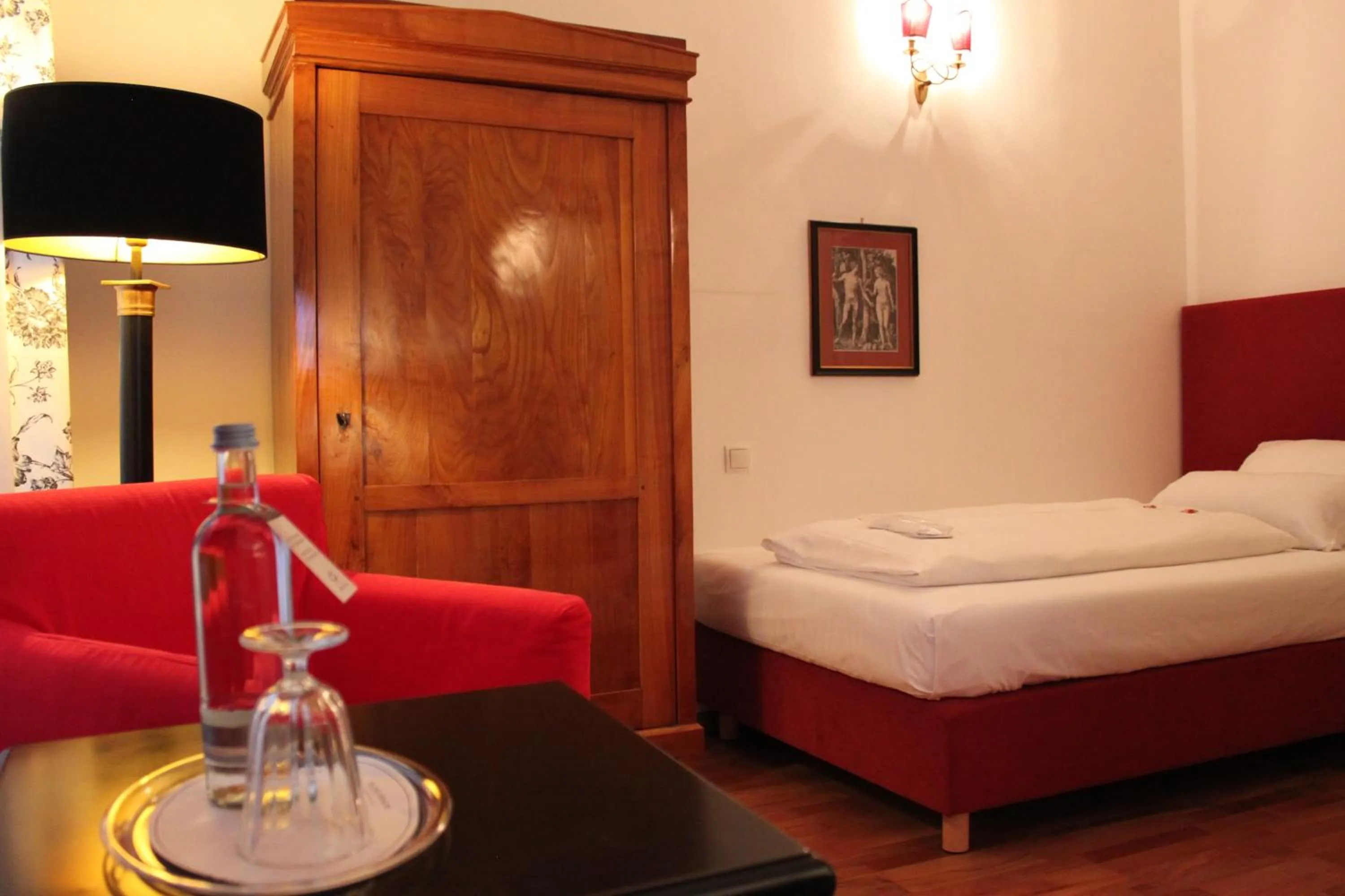 Photo of the whole room, Bed in Hotel Deutscher Kaiser