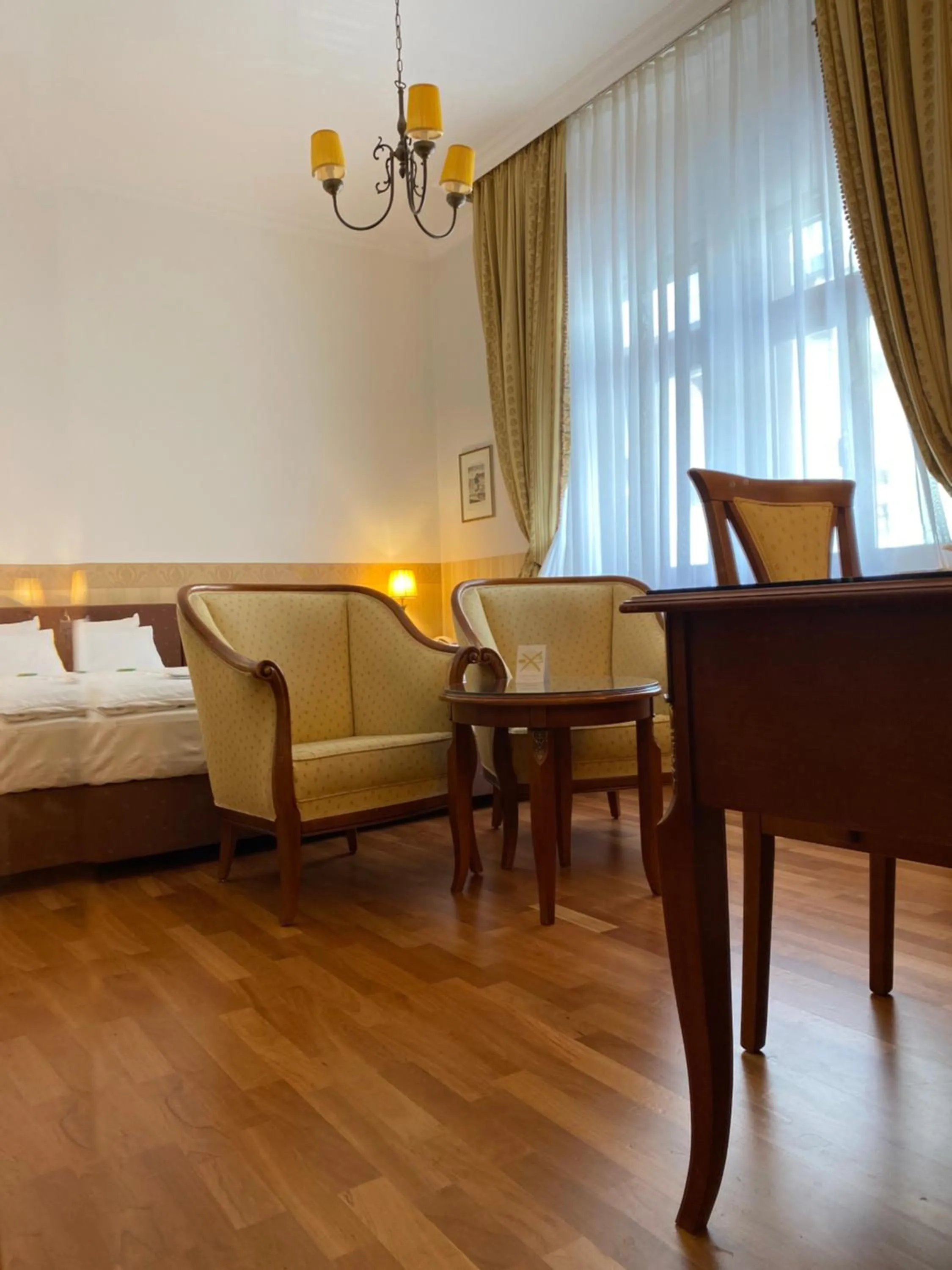 Living room, Bed in Hotel Deutscher Kaiser