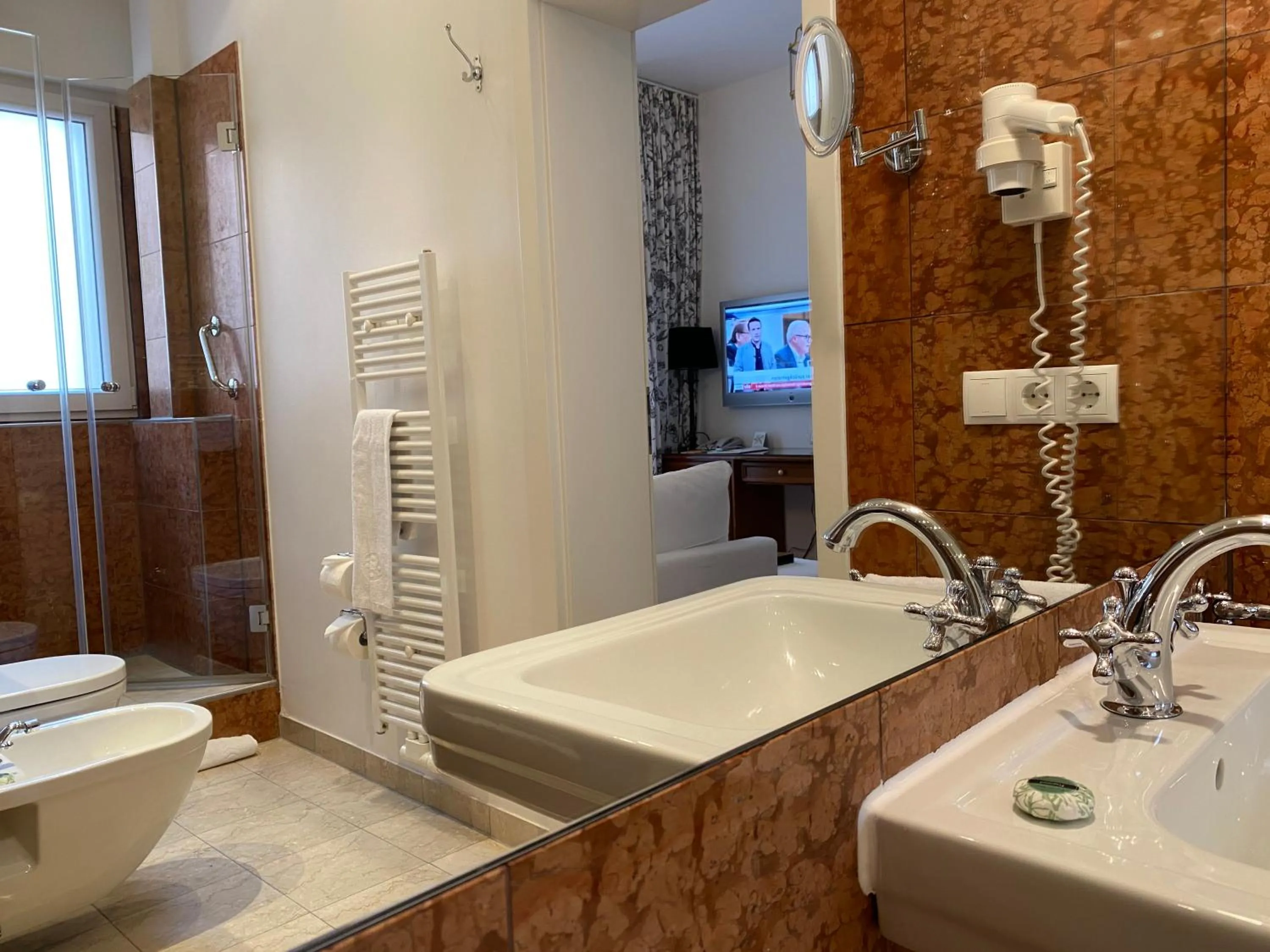 Bathroom in Hotel Deutscher Kaiser