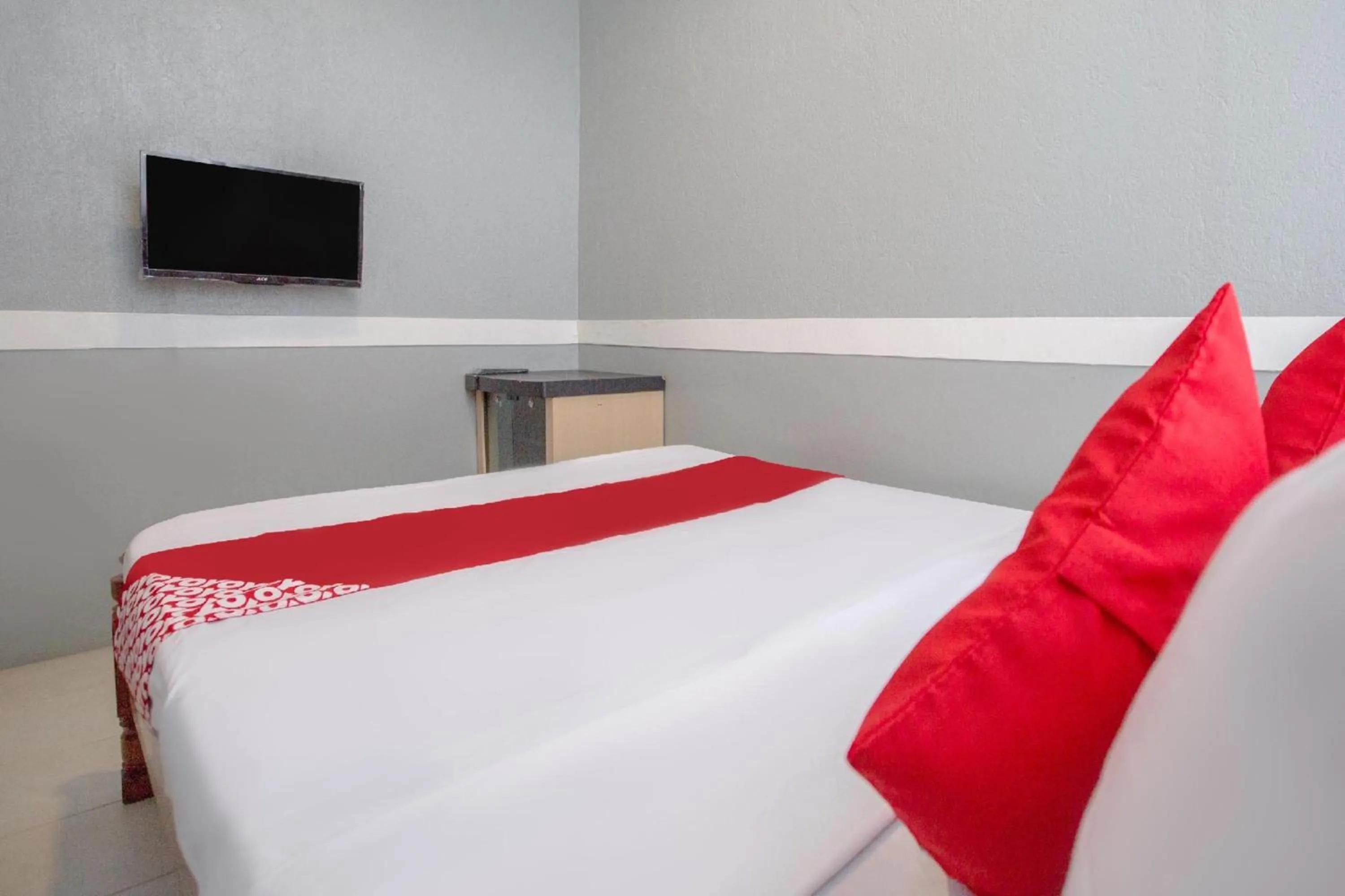 Bedroom, Bed in OYO 588 Sunrock Resort