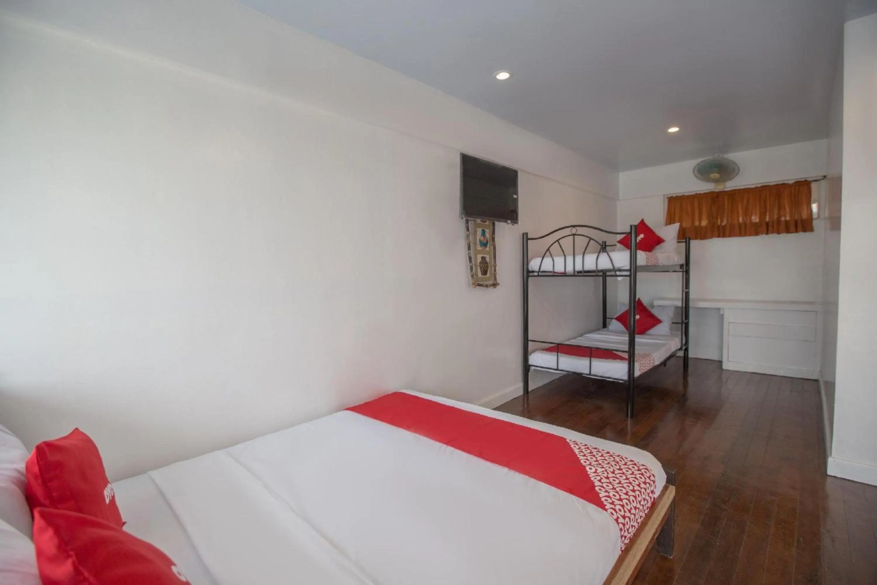 Bedroom, Bed in OYO 588 Sunrock Resort