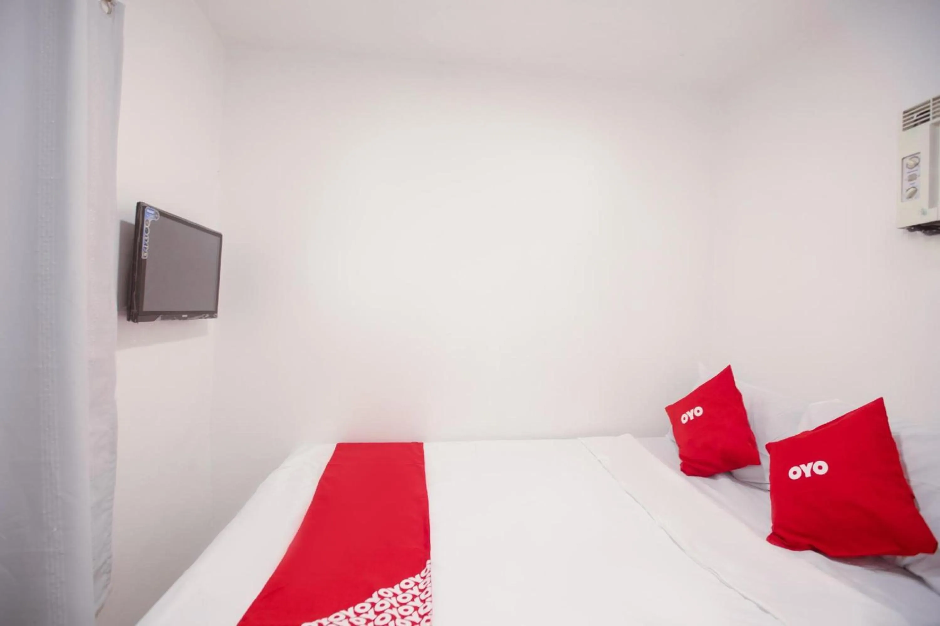 Bedroom, Bed in OYO 588 Sunrock Resort