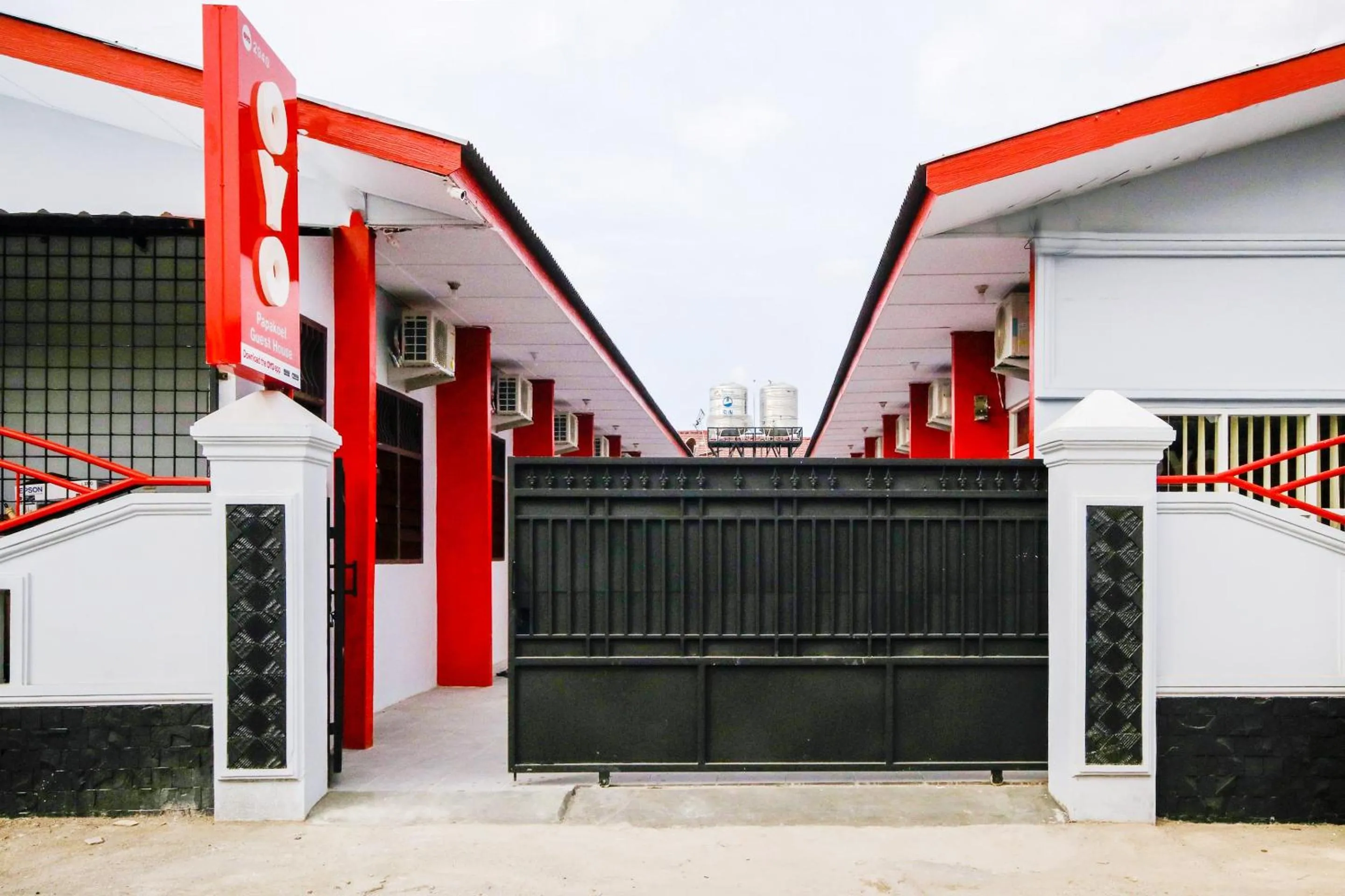 Facade/entrance in Hotel O Papakoel Guest House