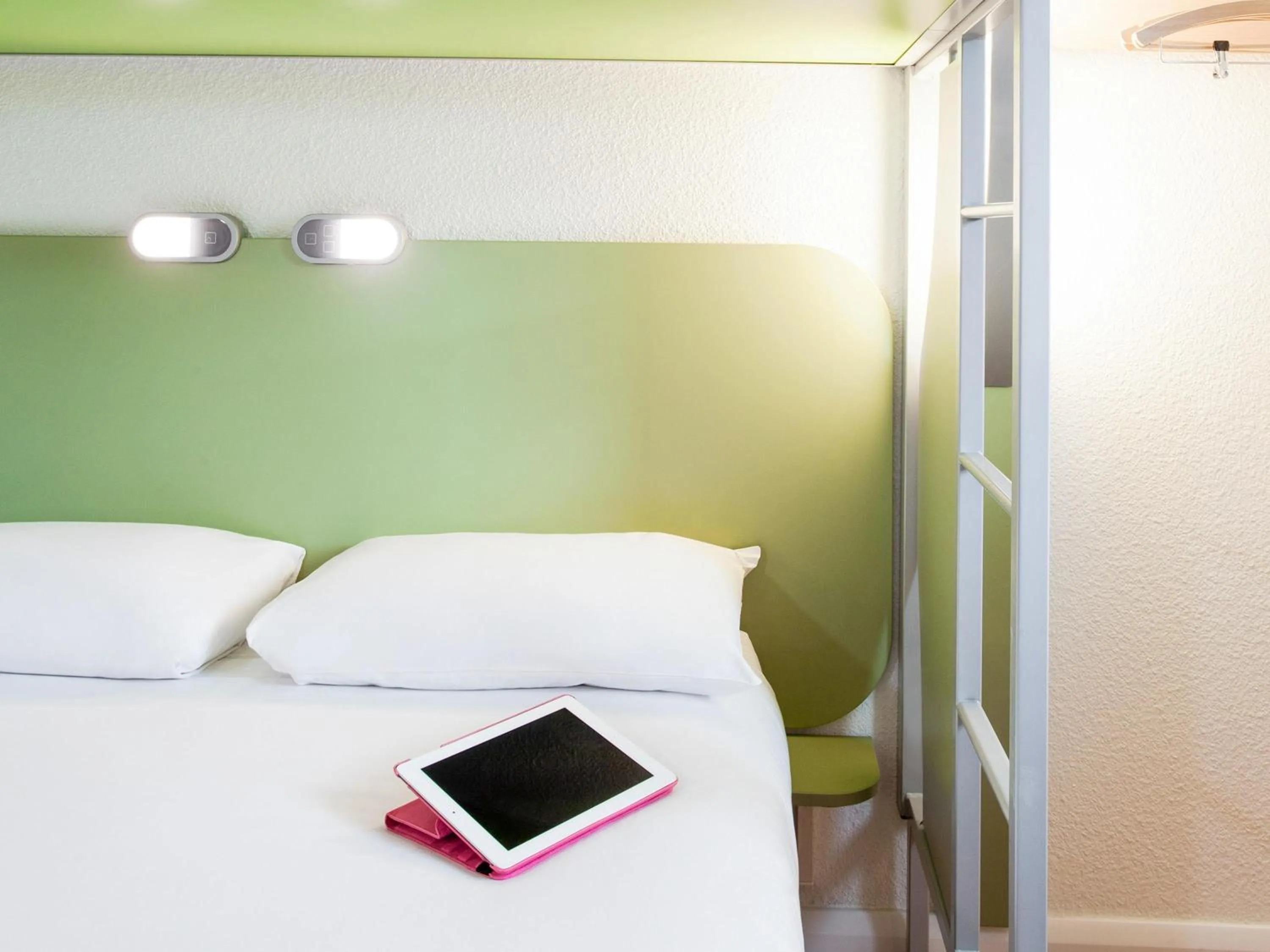 Bedroom, Bed in ibis budget London Hounslow