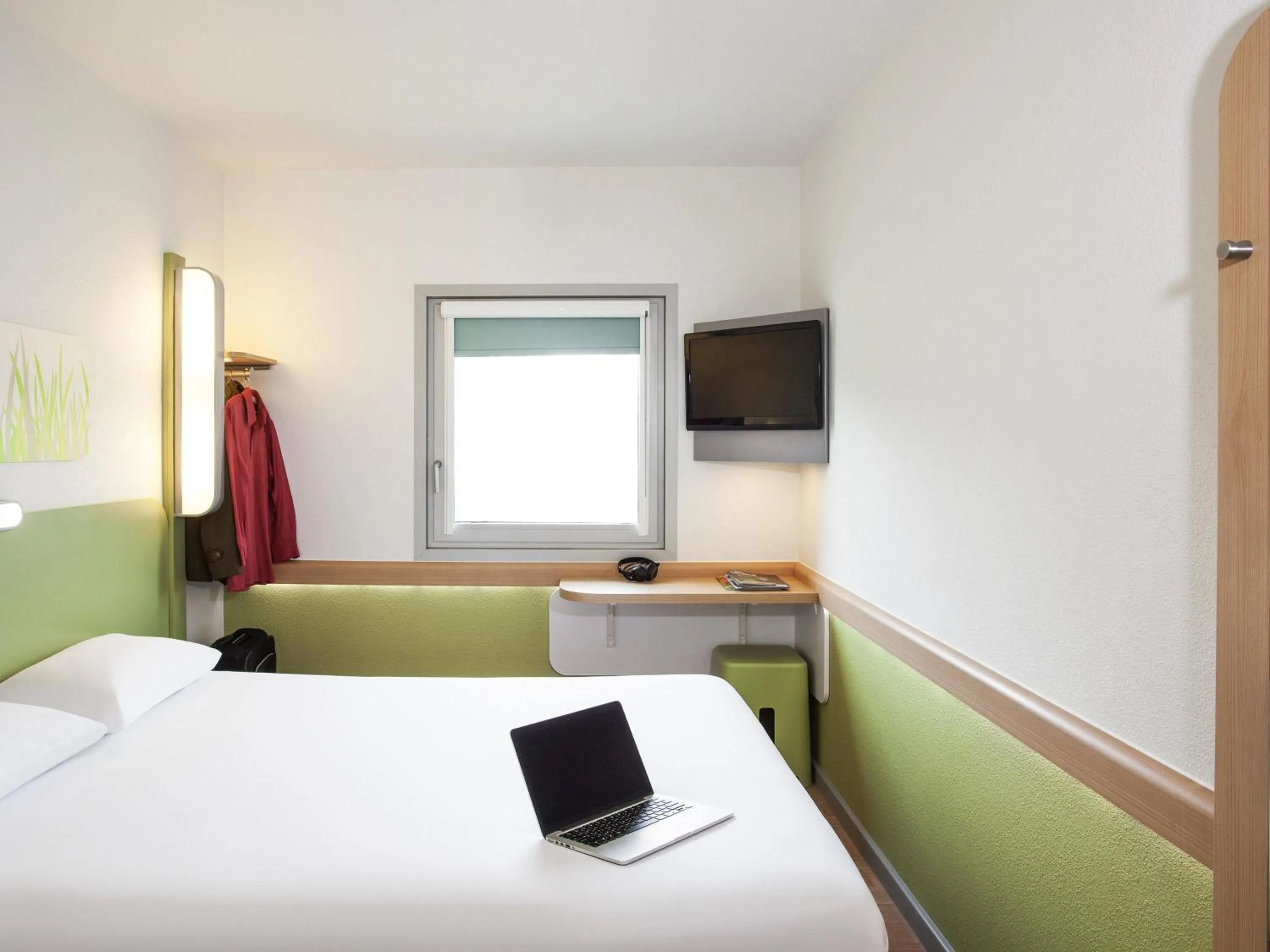 Bedroom, Bed in ibis budget London Hounslow