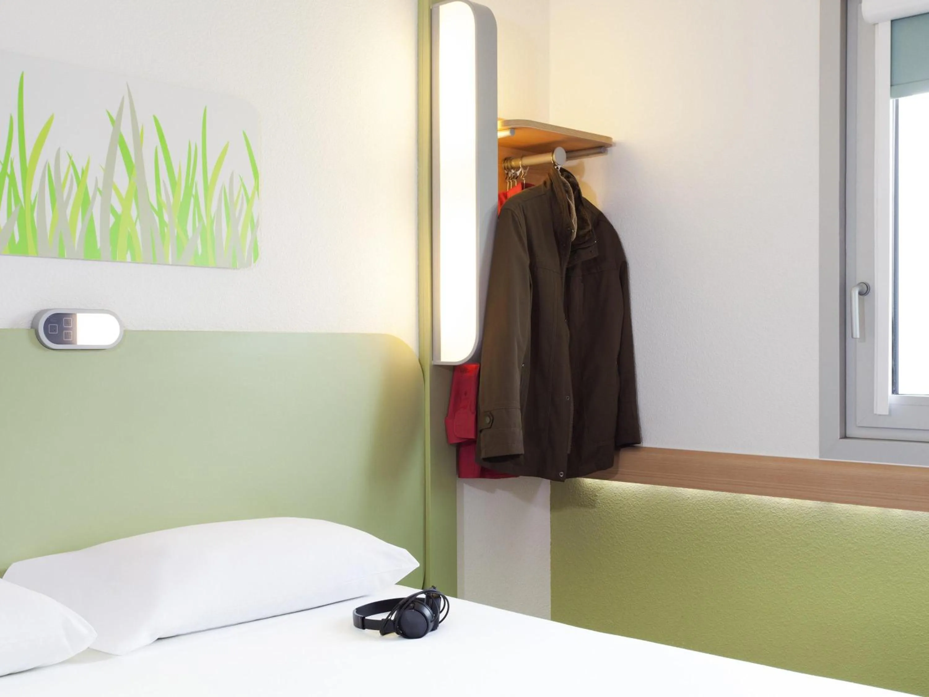 Bedroom, Bed in ibis budget London Hounslow