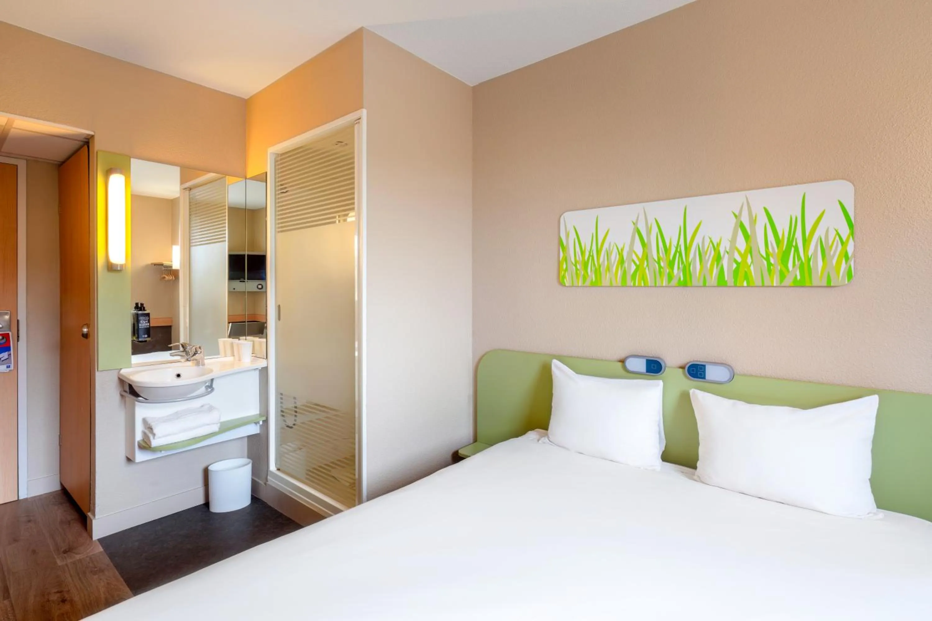 Bedroom, Bed in ibis budget London Hounslow