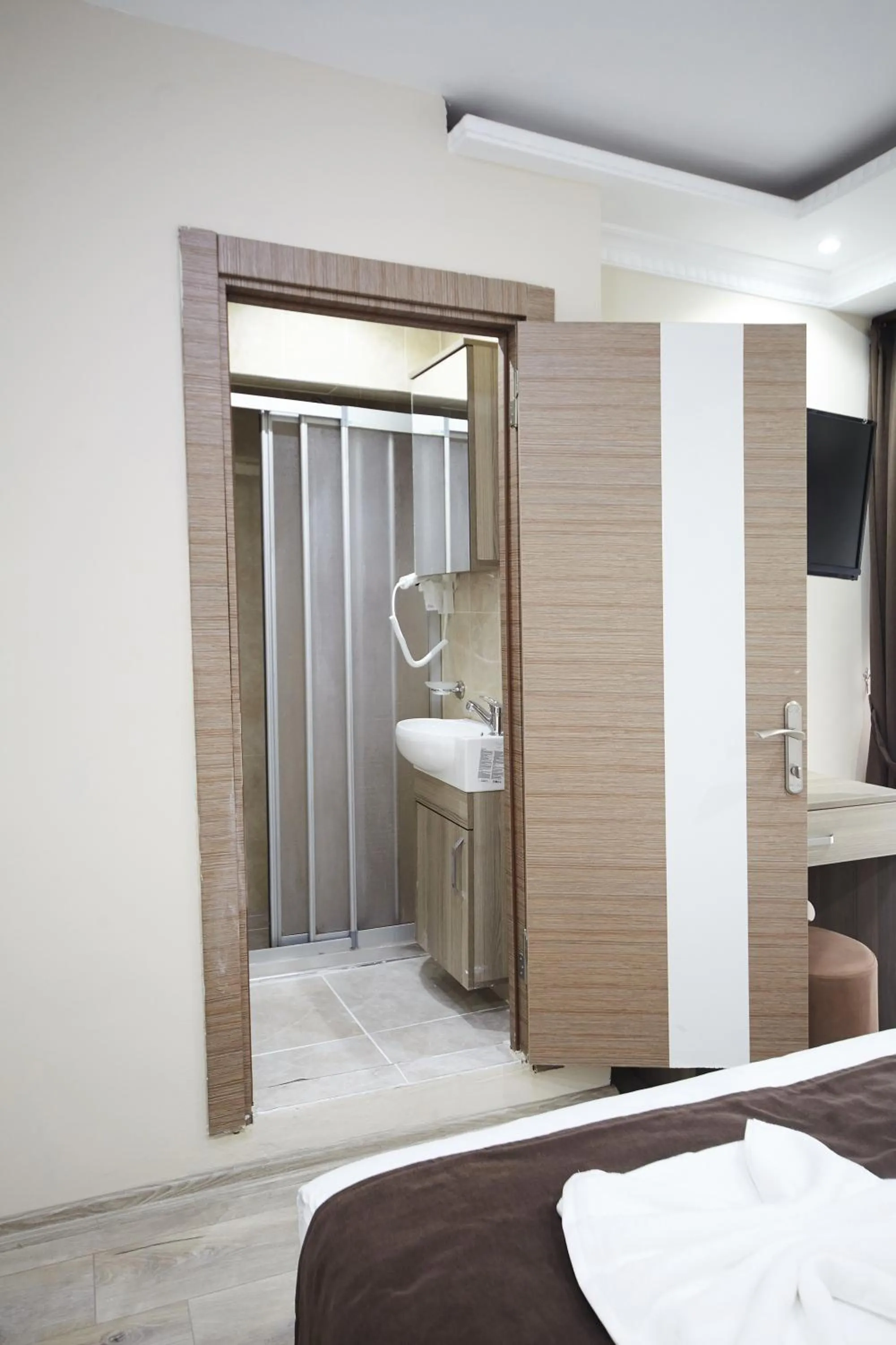 Bathroom, Bed in Luna Suites Taksim
