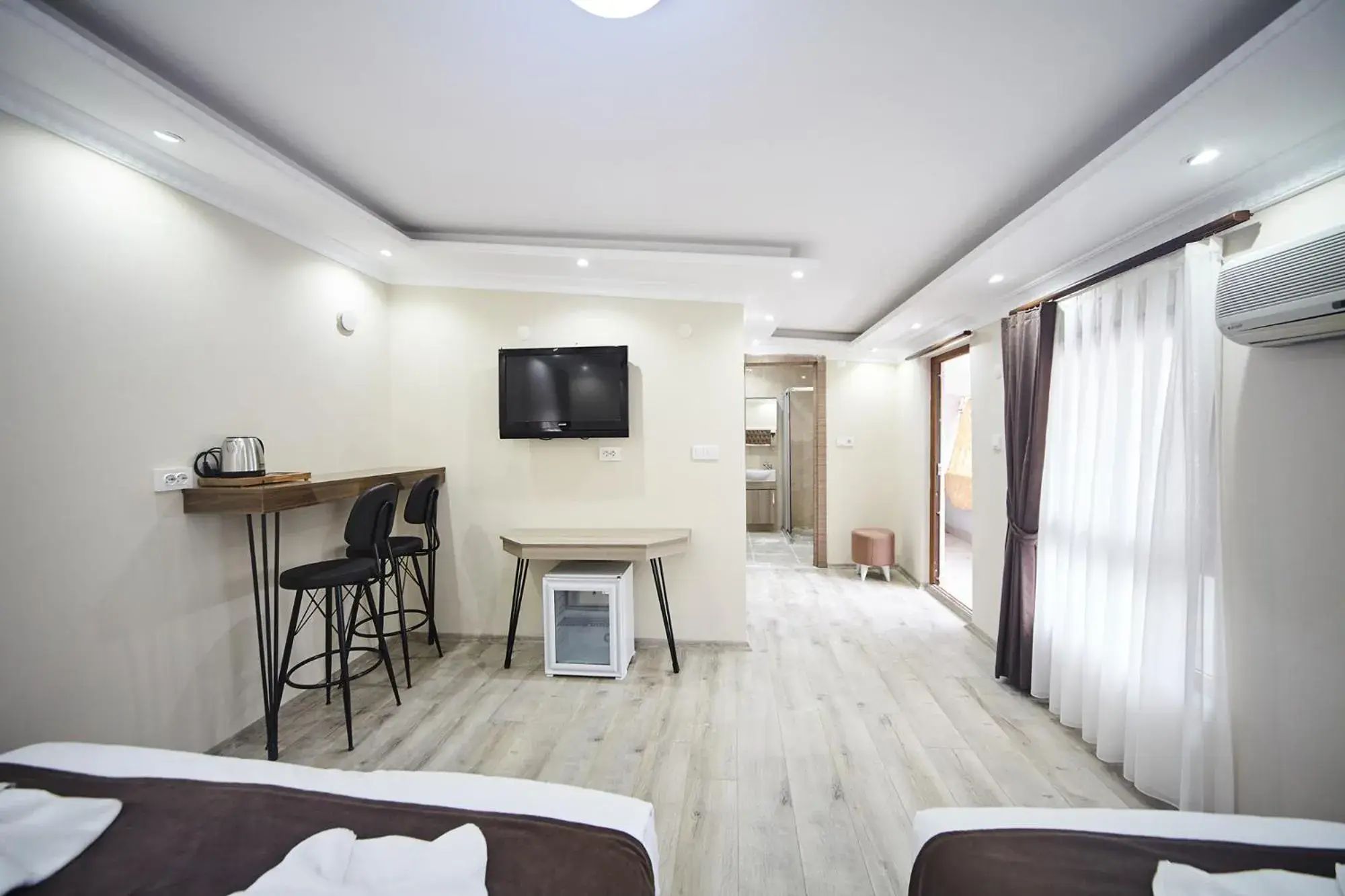 Communal lounge/ TV room, Bed in Luna Suites Taksim Communal lounge/ TV room, Bed in Luna Suites Taksim