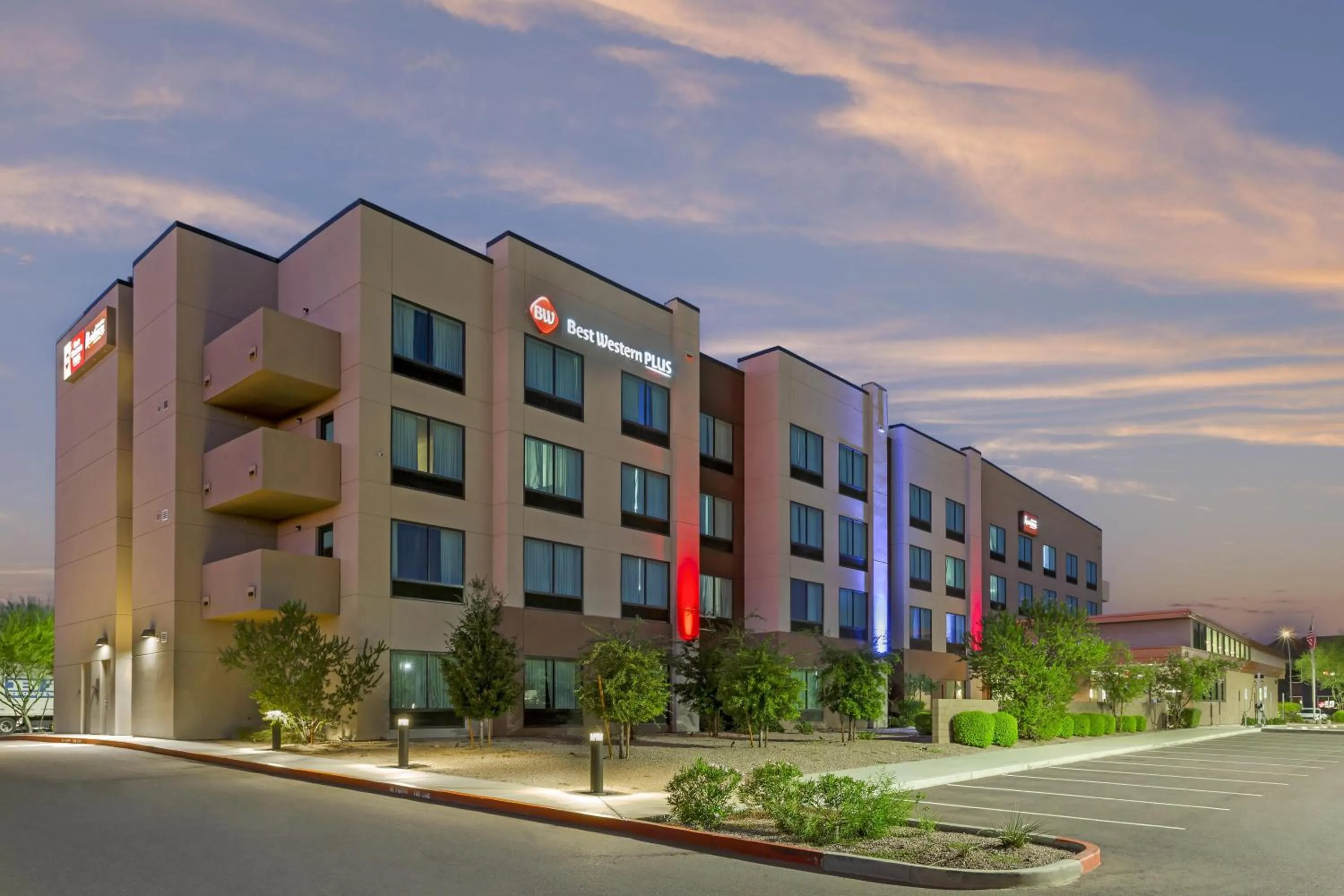Property building in Best Western Plus Executive Residency Phoenix North Happy Valley