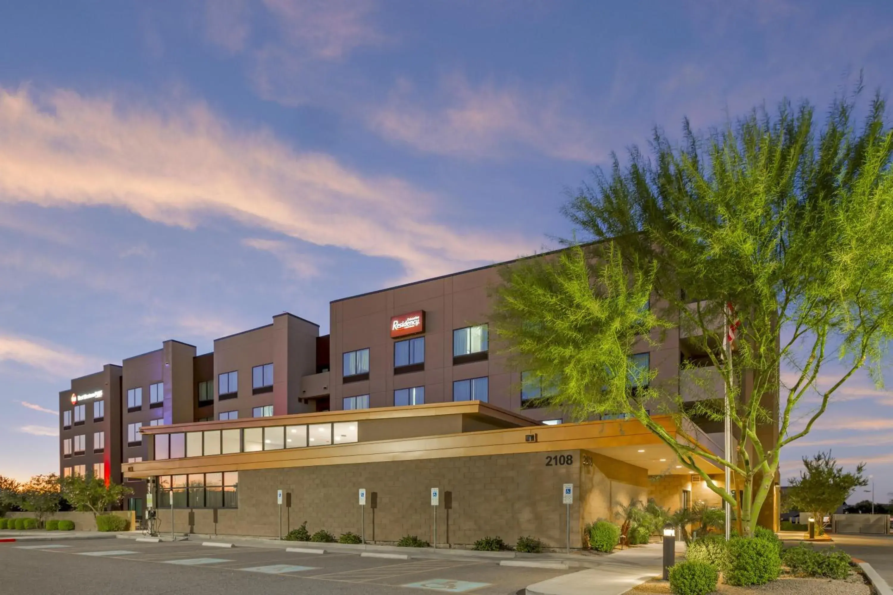 Property building in Best Western Plus Executive Residency Phoenix North Happy Valley Property building in Best Western Plus Executive Residency Phoenix North Happy Valley