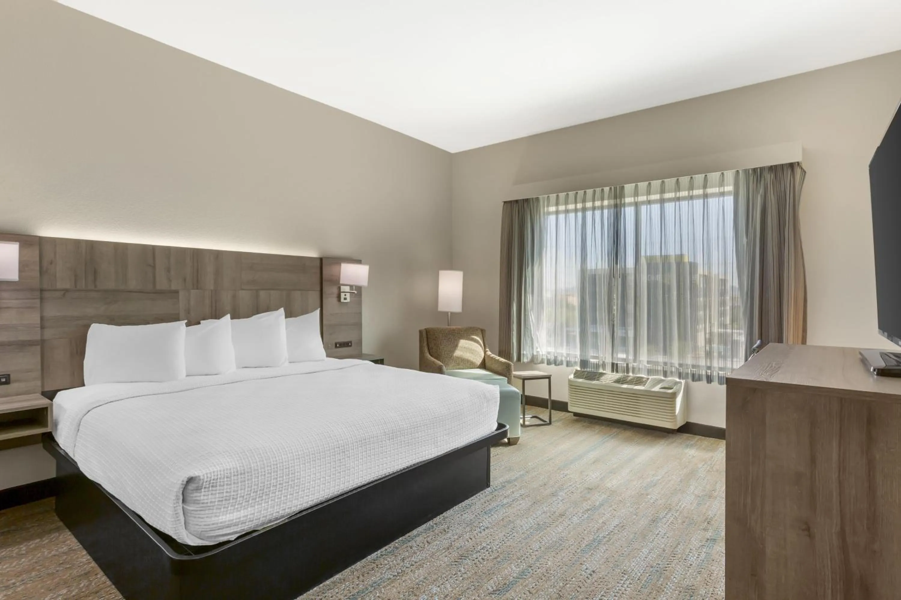 Photo of the whole room, Bed in Best Western Plus Executive Residency Phoenix North Happy Valley