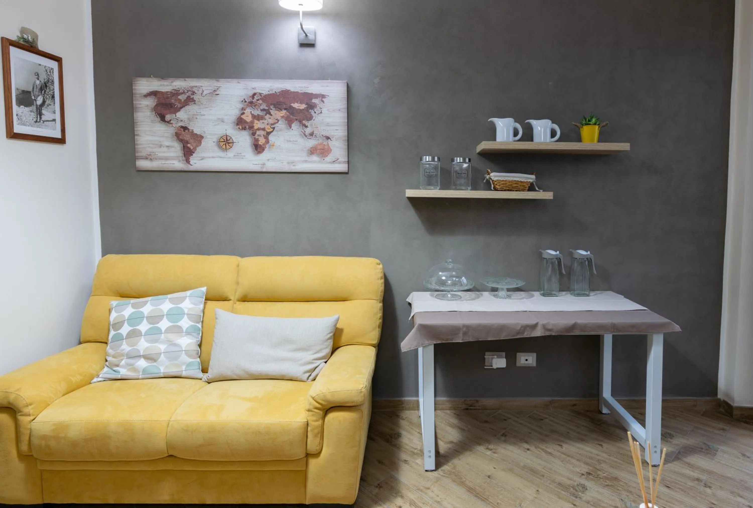 Communal lounge/ TV room in Apollo Bed & Breakfast