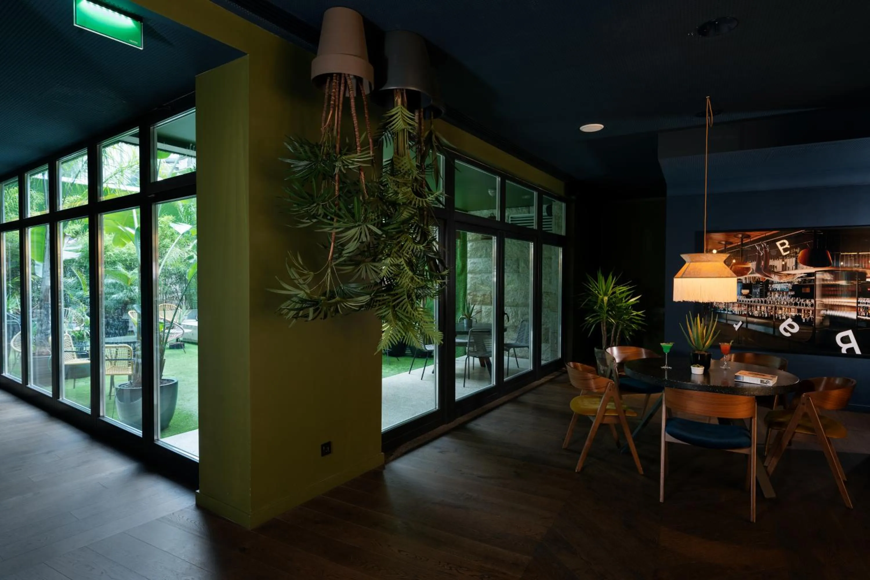 Restaurant/places to eat in chic&basic Gravity