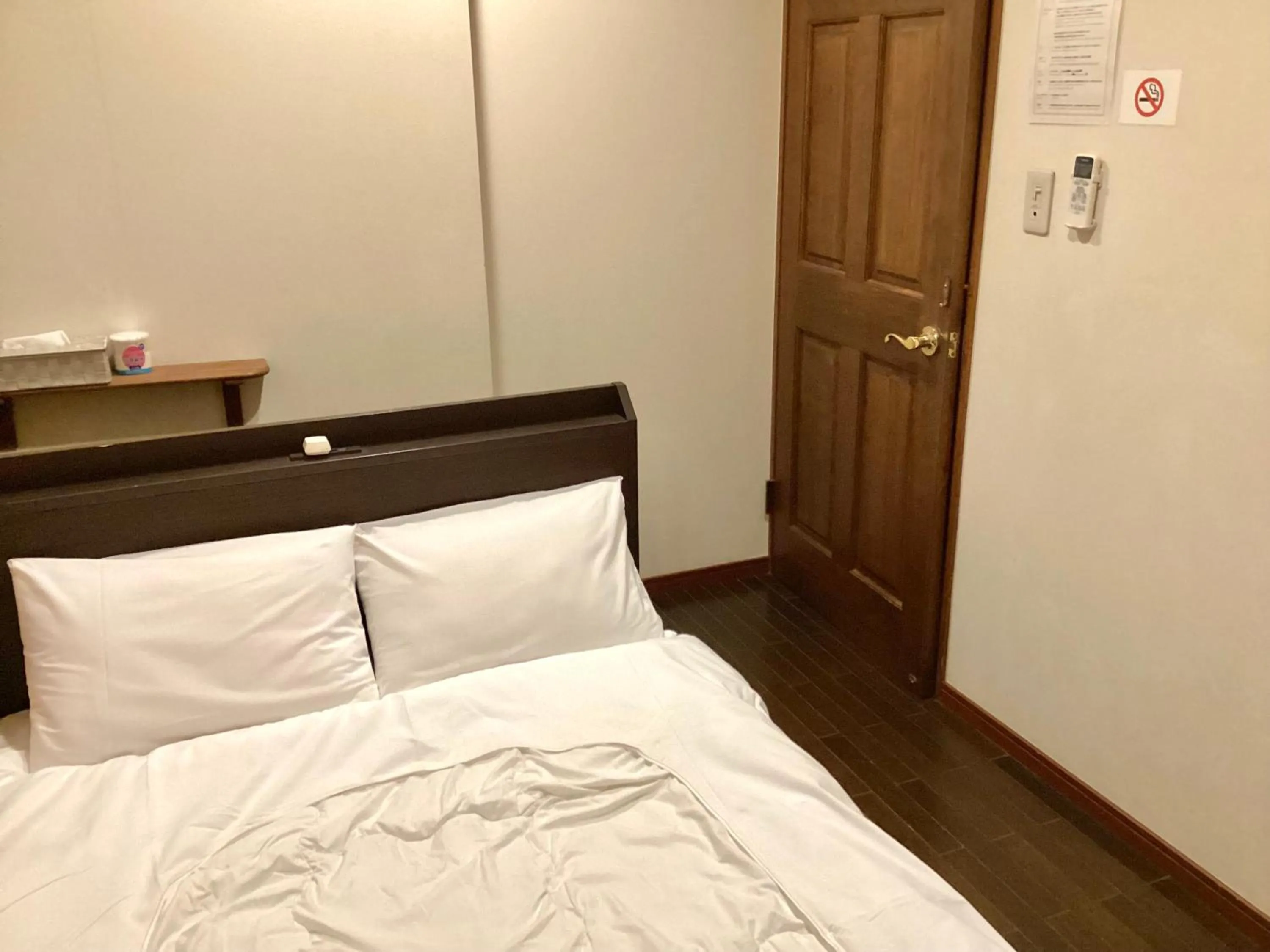 Bed in IZA Kamakura Guest House and Bar